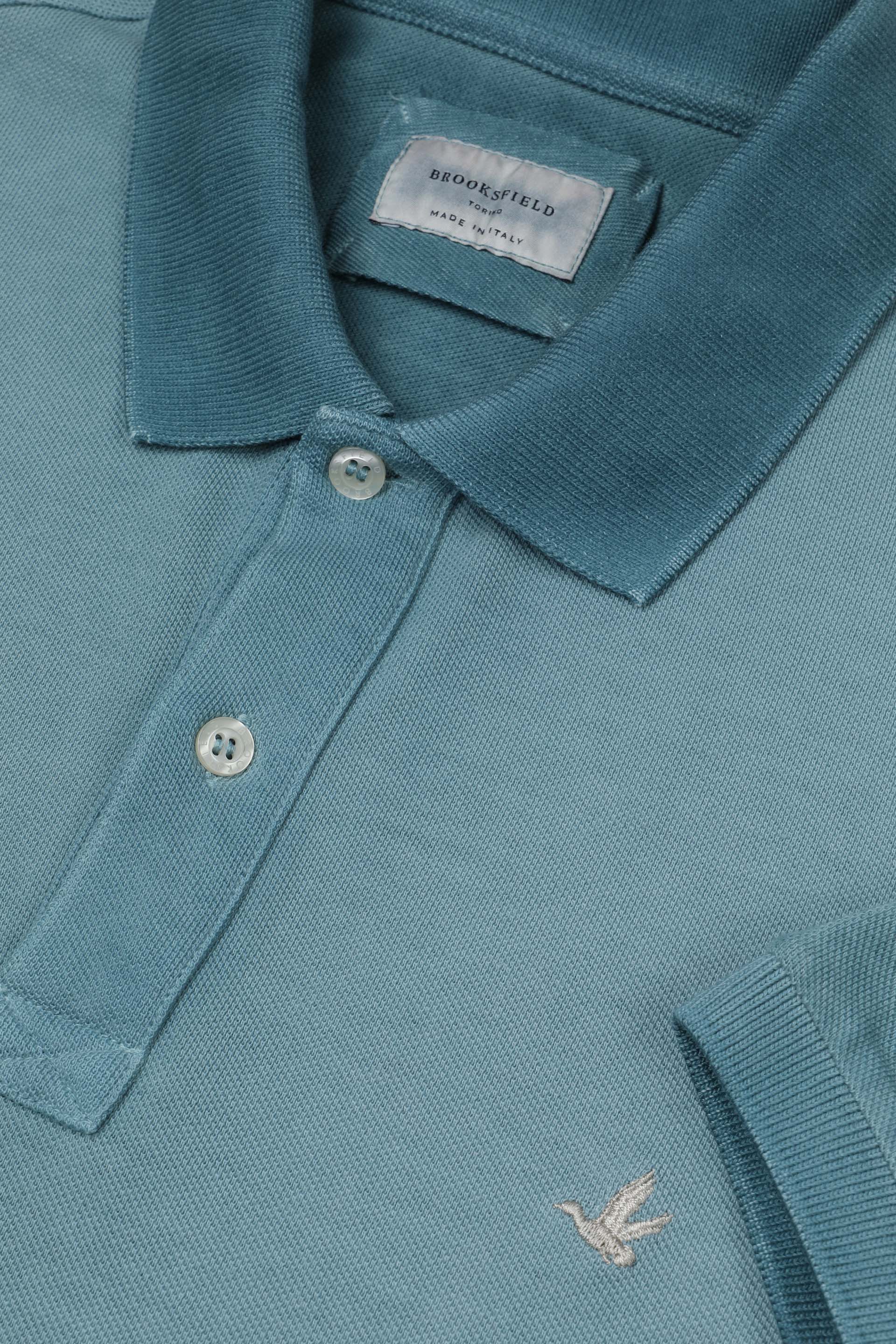 Polo in piquet di cotone, tintura effetto sun faded. Logo ricamato al cuore. Azzurro - Igloo