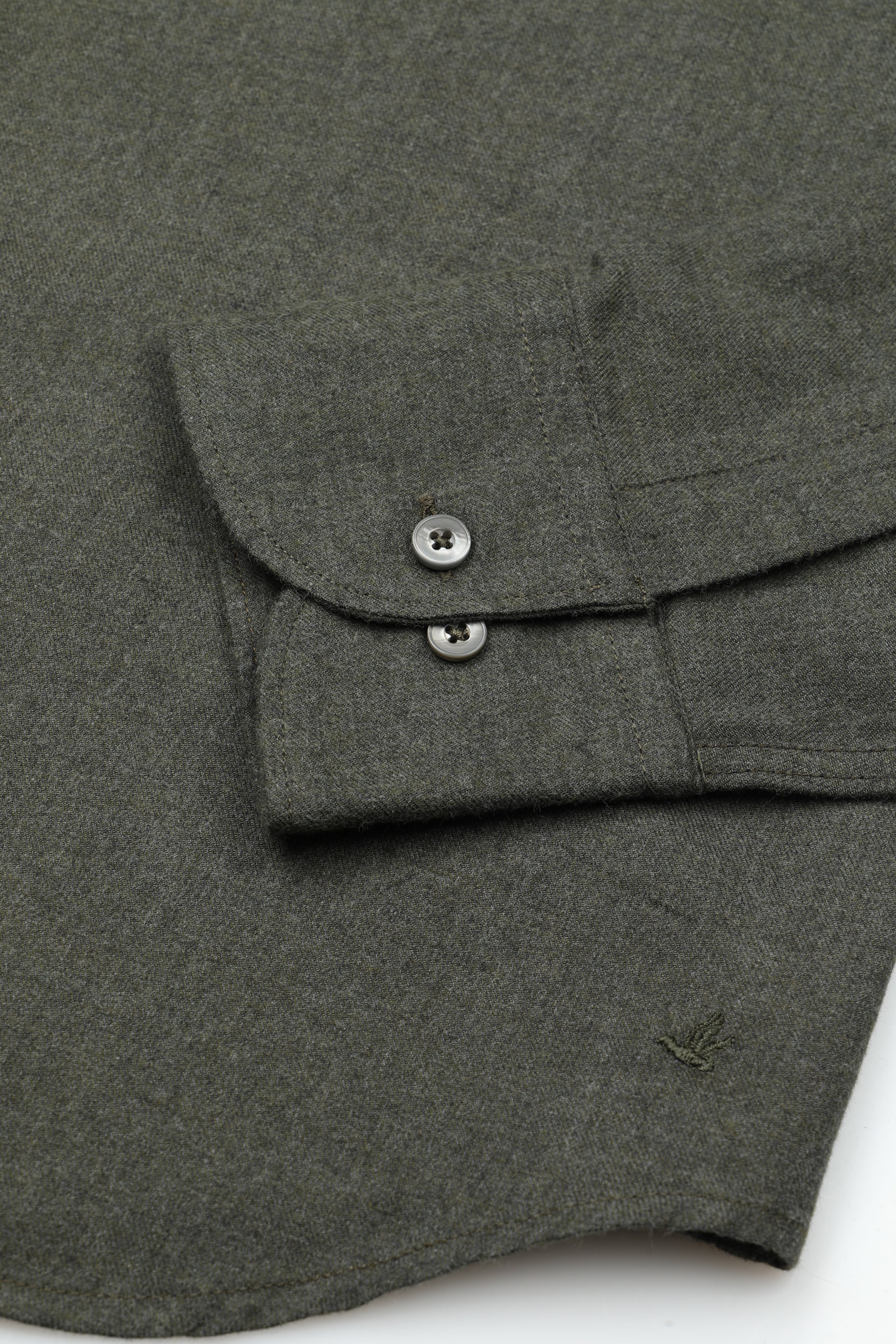 Camicia slim fit con collo spread in twill di cotone smerigliato. Verde - Muschio