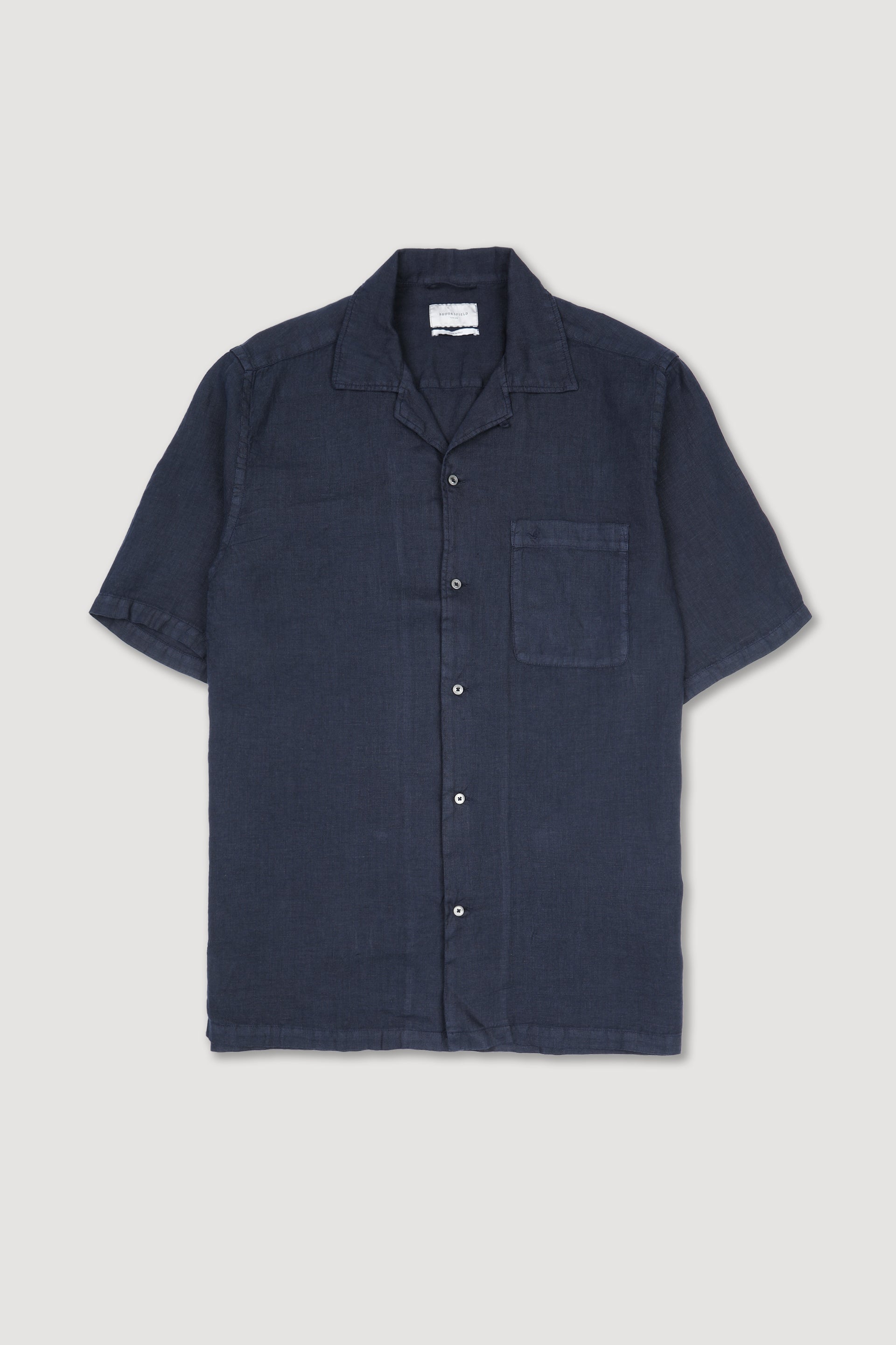 Regular fit short-sleeve linen camp collar shirt with a chest pocket. Blue