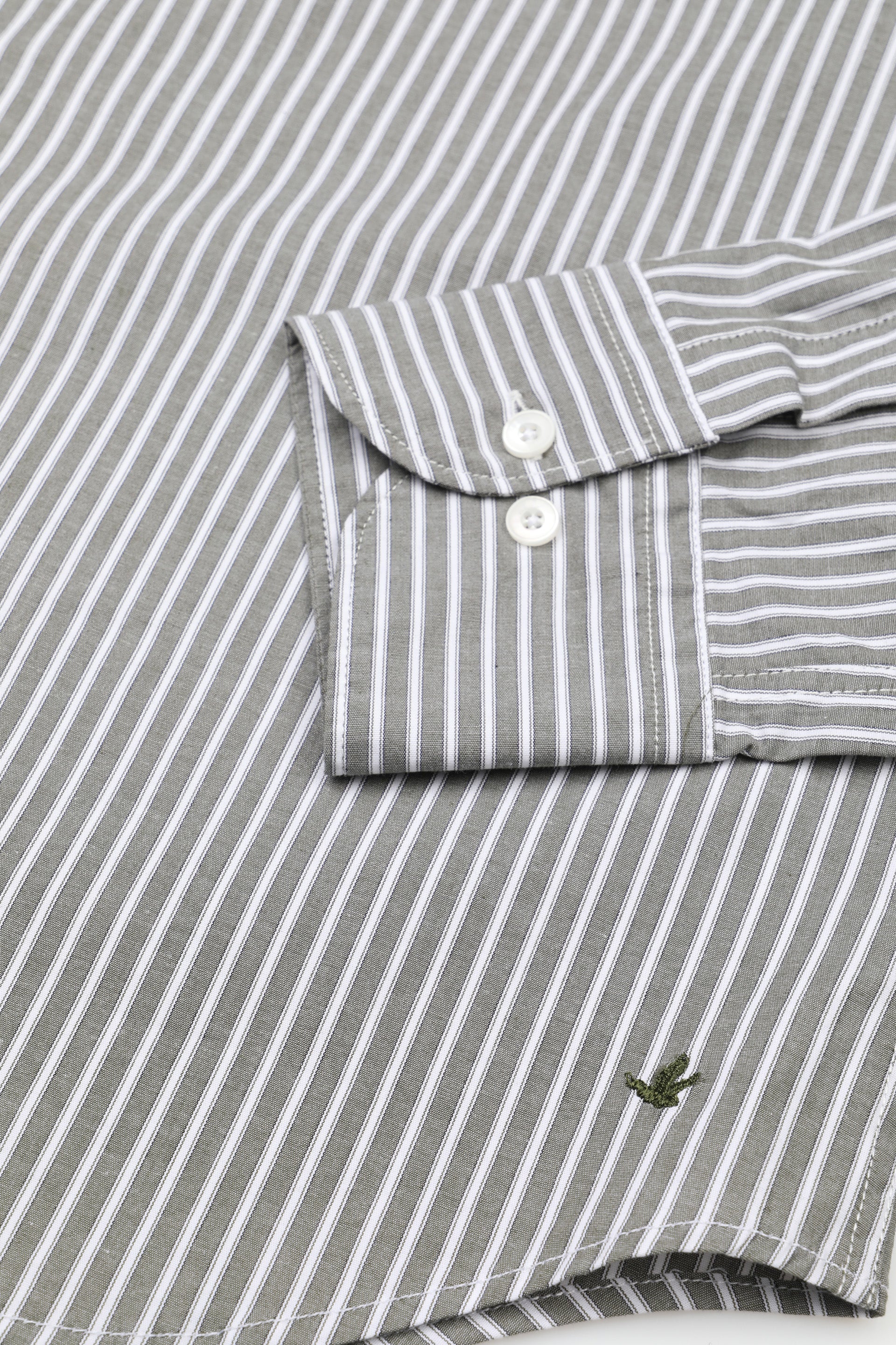 UOMO-CAMICIA (SLIM FIT) M/L SPREAD COLLAR LAVATA CON PIPING TESSUTO COTONE POPELINE STRETCH FANTASIA RIGA VERTICALE - Militare/bianco