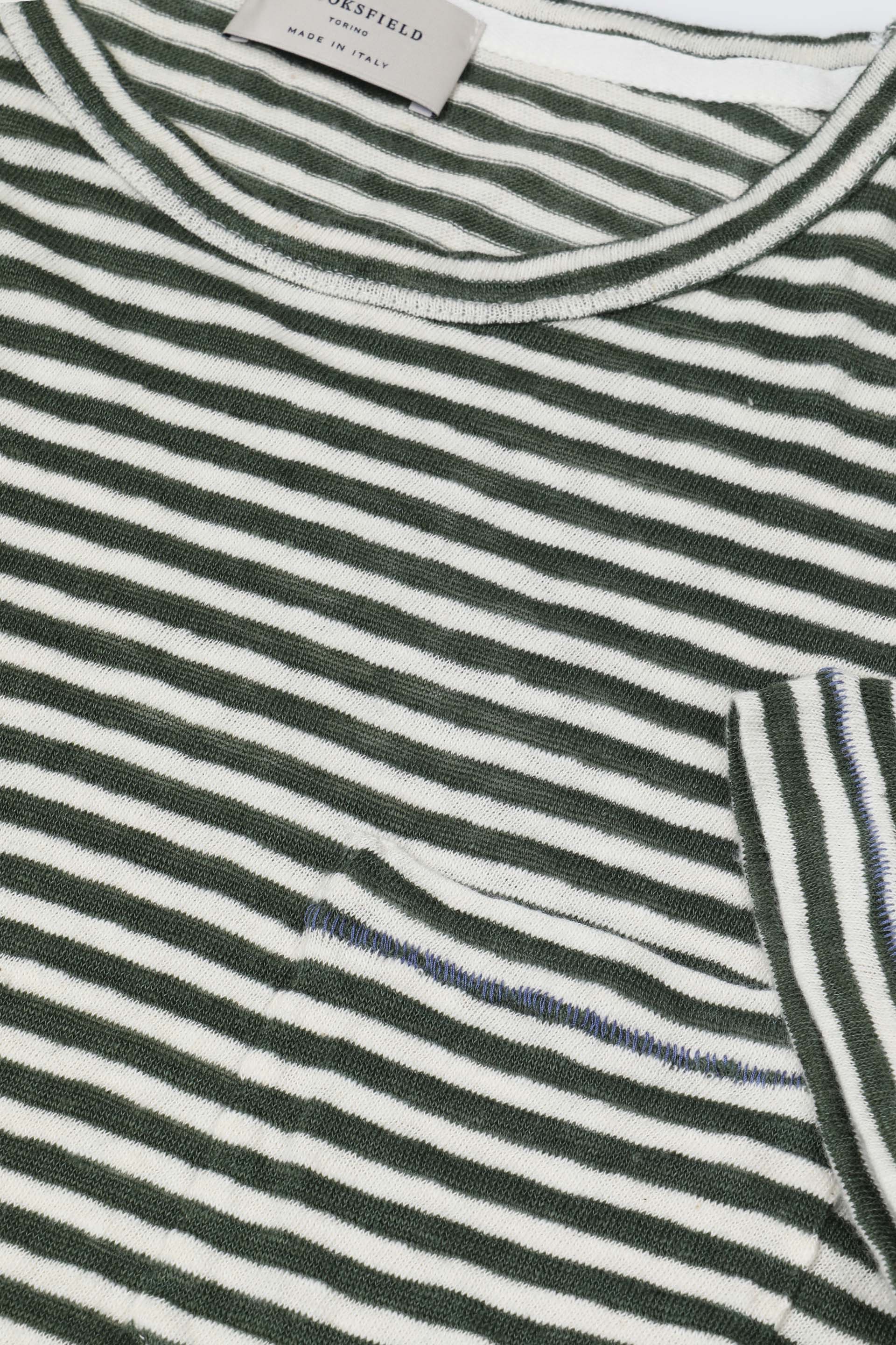 T-shirt rigata in jersey di lino misto cotone con taschino. Verde - Latte/Army