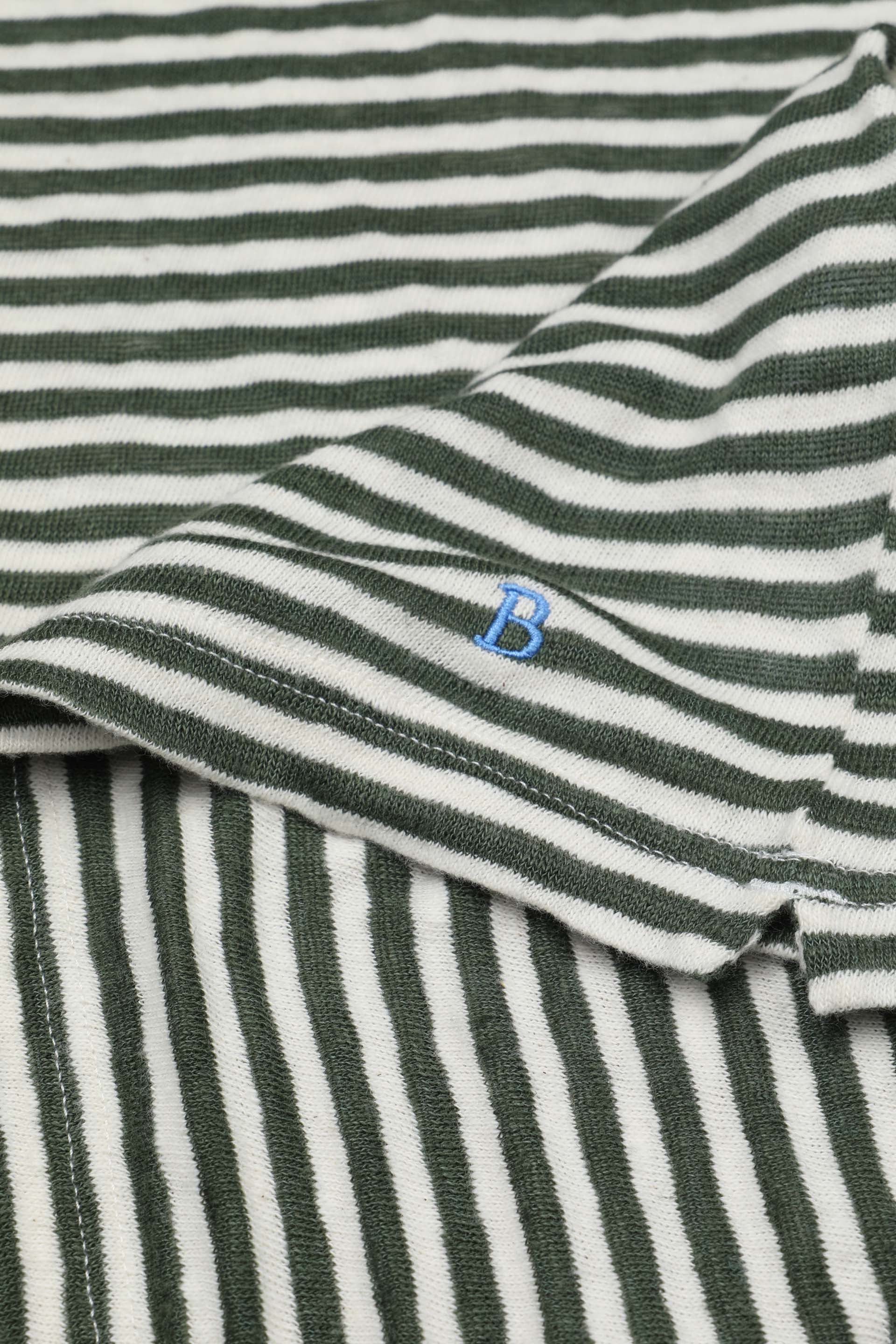 T-shirt rigata in jersey di lino misto cotone con taschino. Verde - Latte/Army