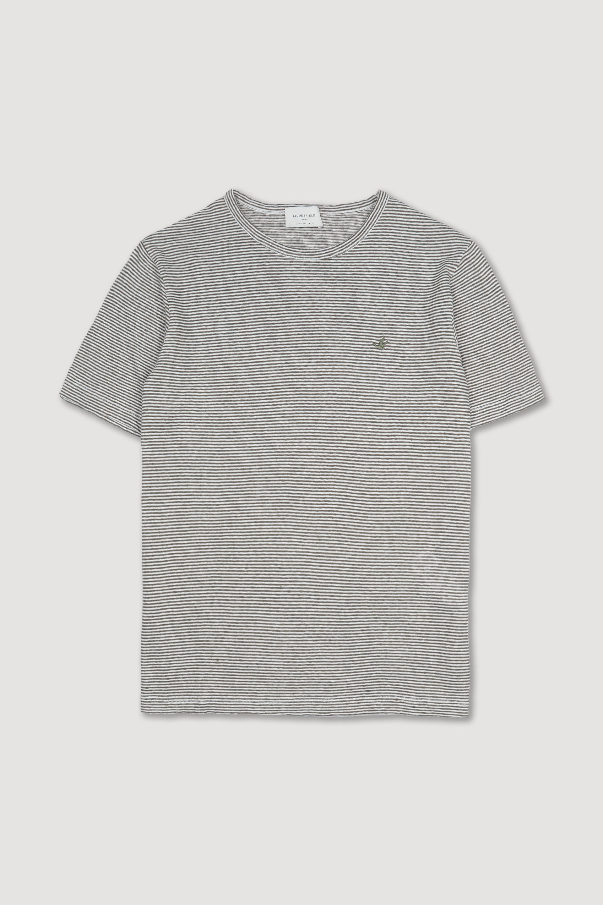T-shirti in jersey di lino misto cotone rigata. Logo ricamato al cuore. Verde - Alligator/Latte
