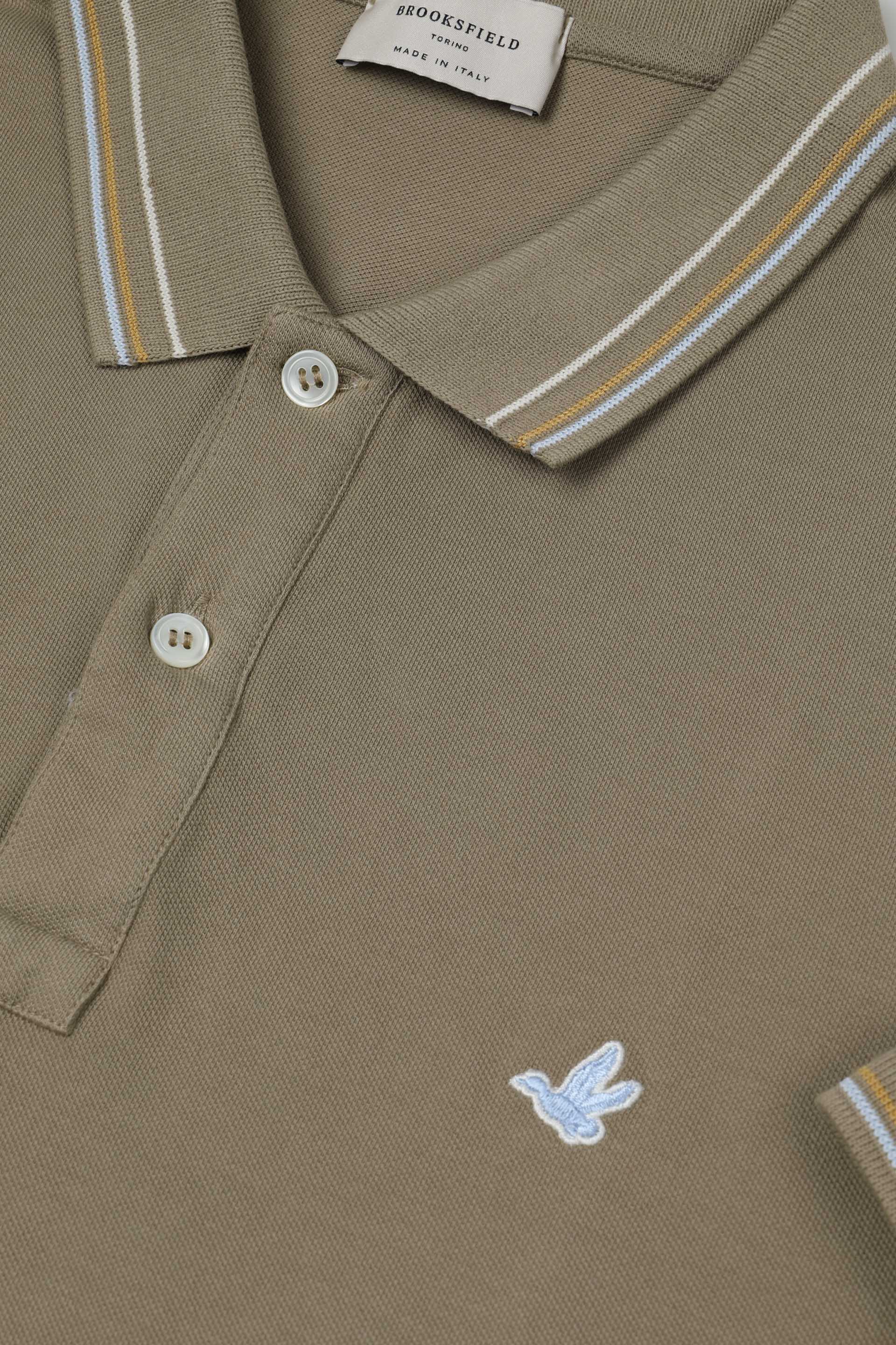 Polo in piquet di cotone con collo e polsi rigati. Logo ricamato al cuore. Beige - Coloniale