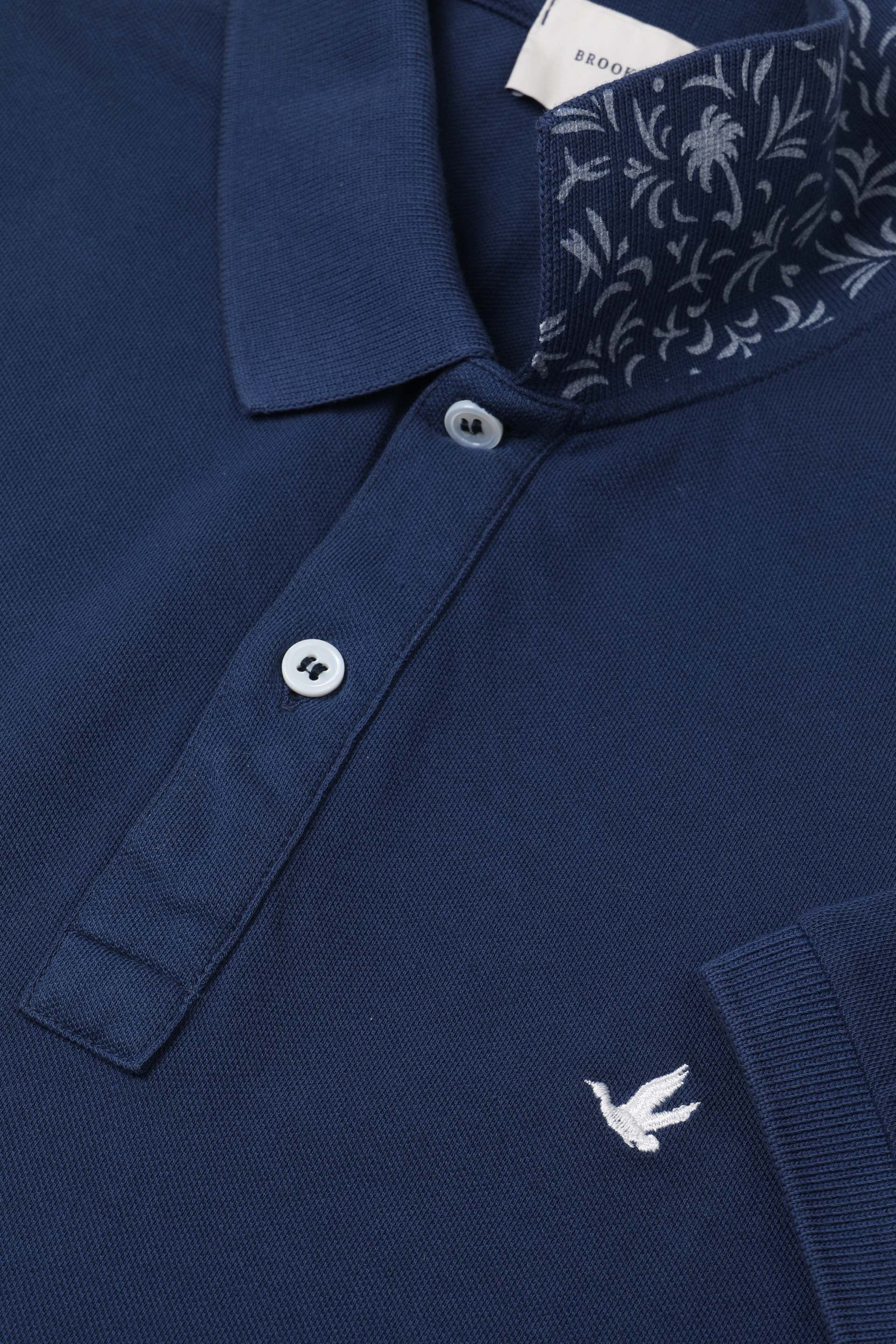 Polo in piquet di cotone, sottocollo stampato. Logo ricamato al cuore. Blu - Denim