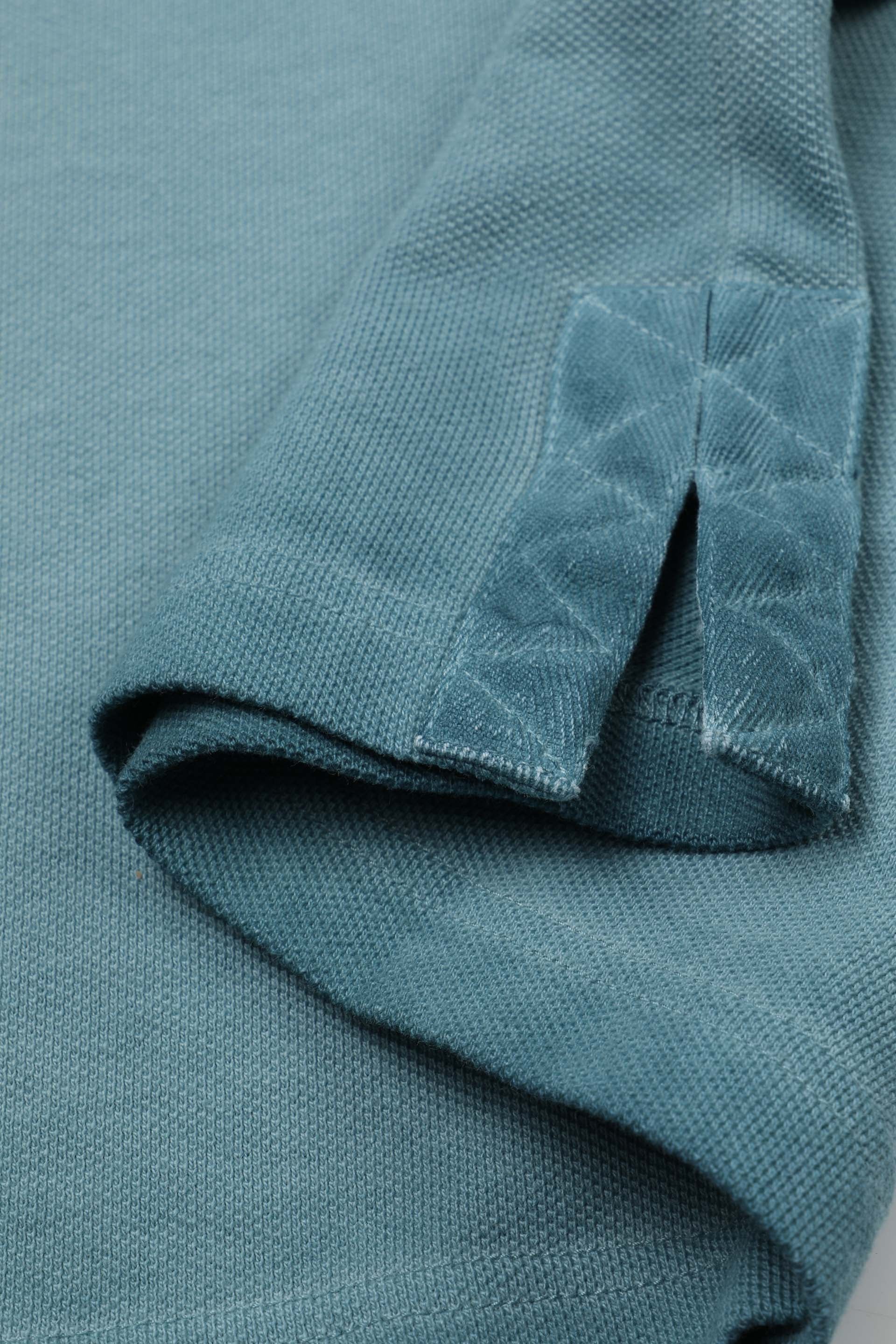 Polo in piquet di cotone, tintura effetto sun faded. Logo ricamato al cuore. Azzurro - Igloo