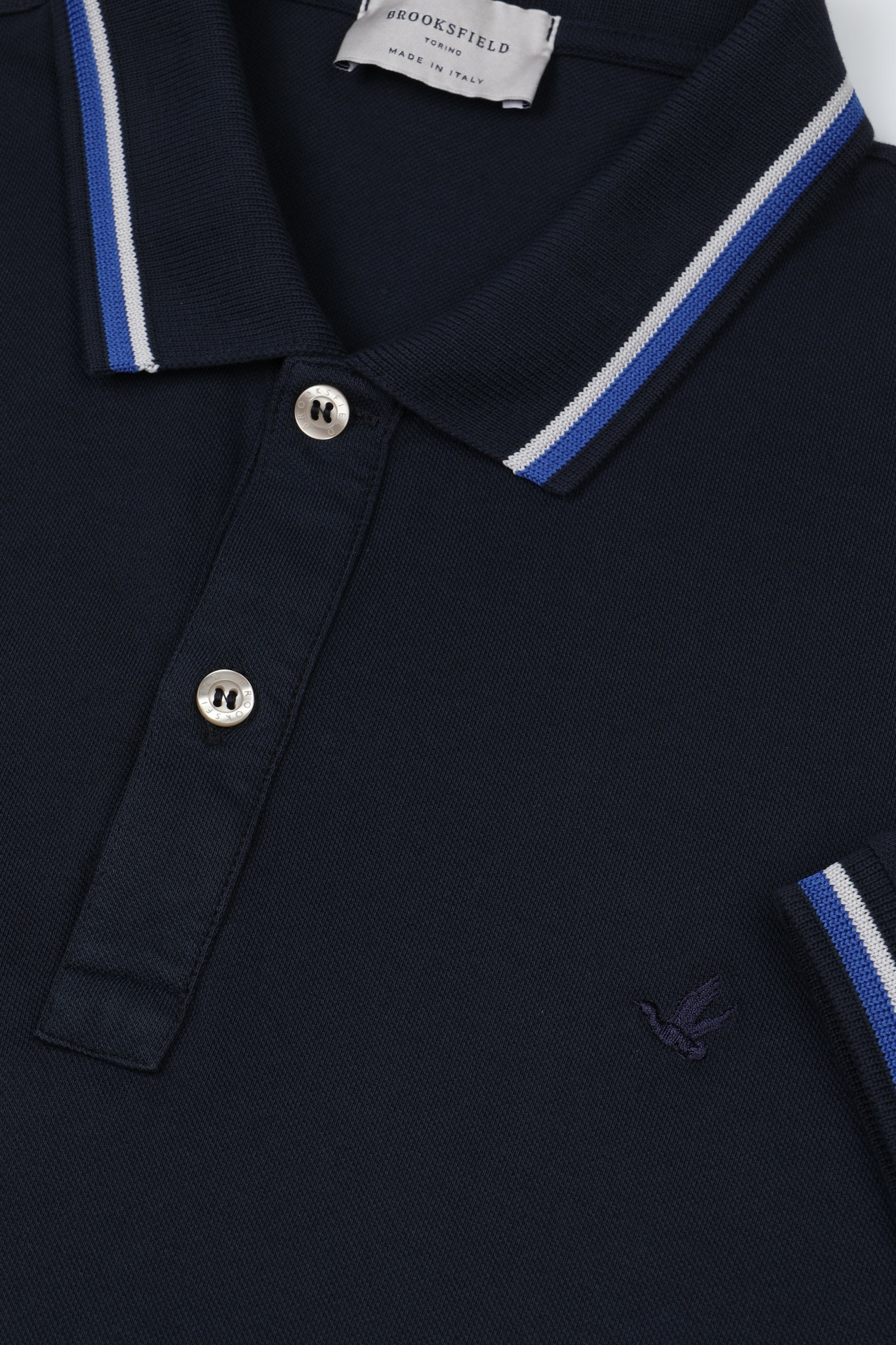 Polo in piquet di cotone con collo e polsi rigati. Logo ricamato al cuore. Blu - Navy