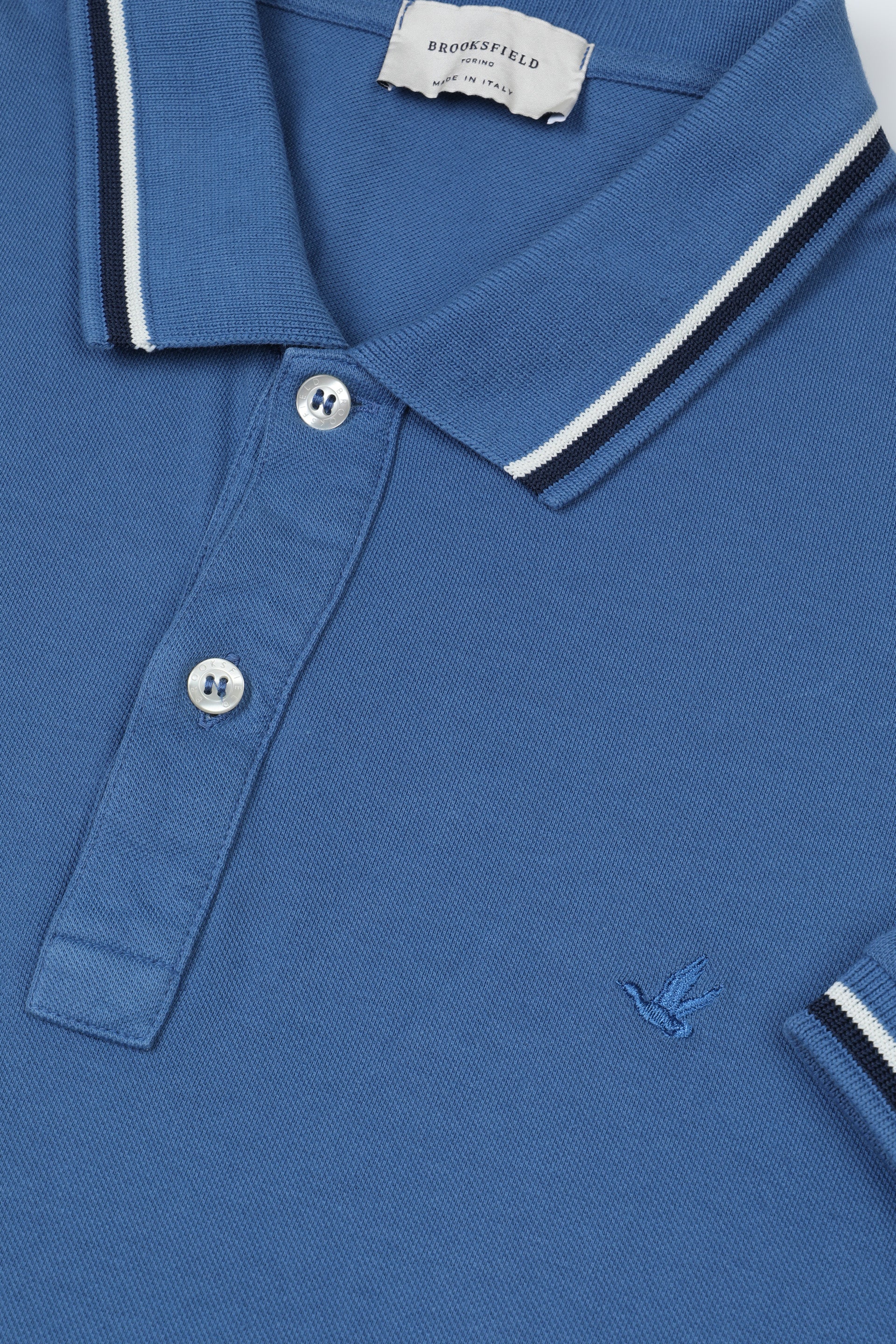Polo in piquet di cotone con collo e polsi rigati. Logo ricamato al cuore. Blu - Acquario