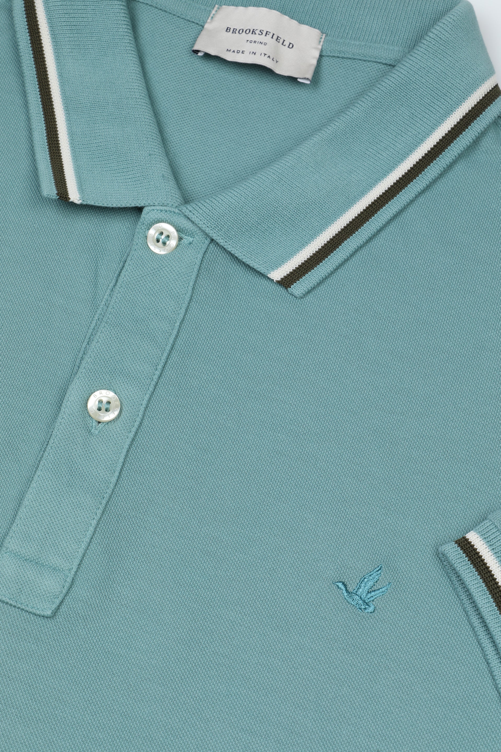 Polo in piquet di cotone con collo e polsi rigati. Logo ricamato al cuore. Verde - Peacock