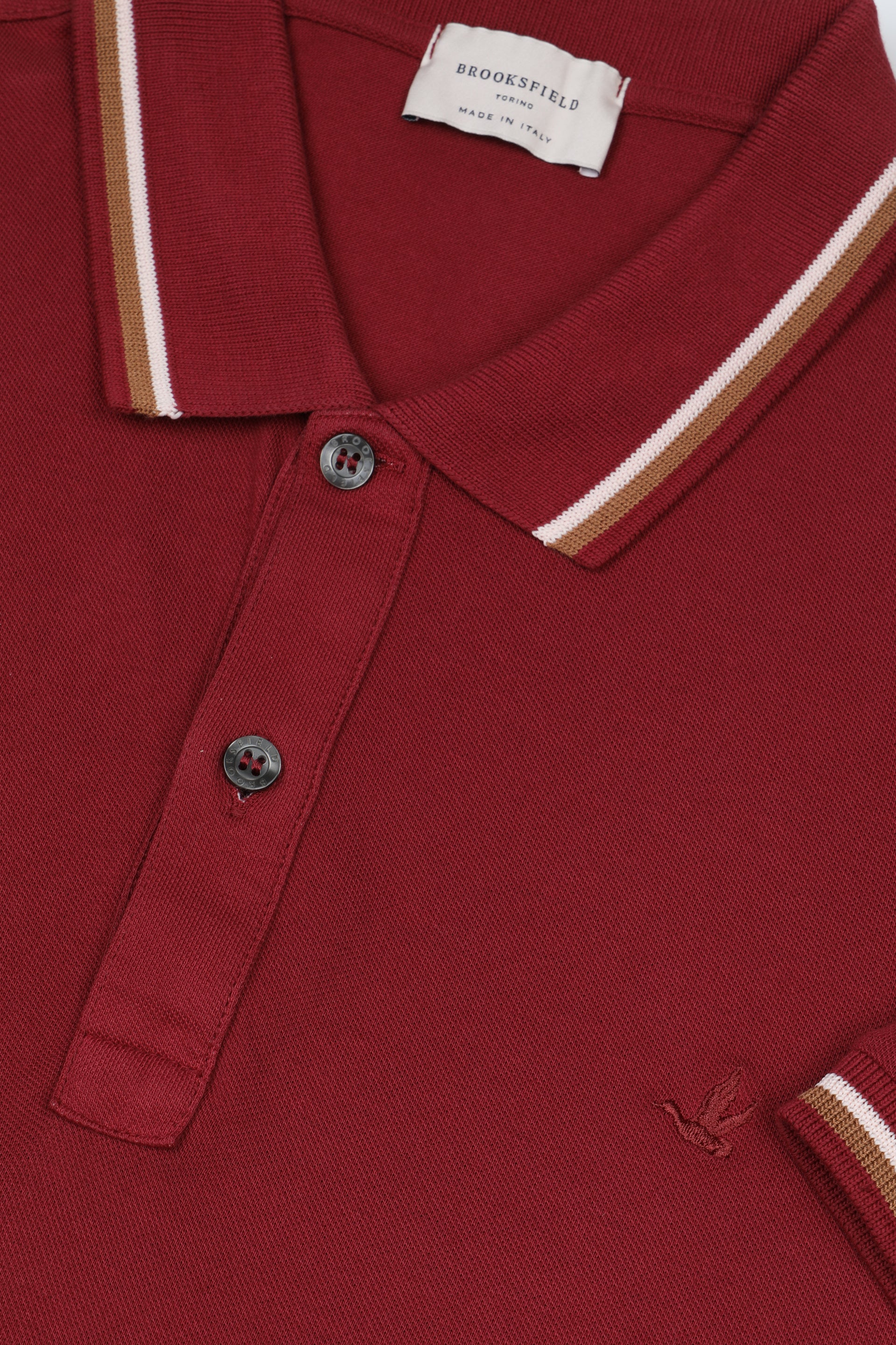 Polo in piquet di cotone con collo e polsi rigati. Logo ricamato al cuore. Rosso - Cardinale