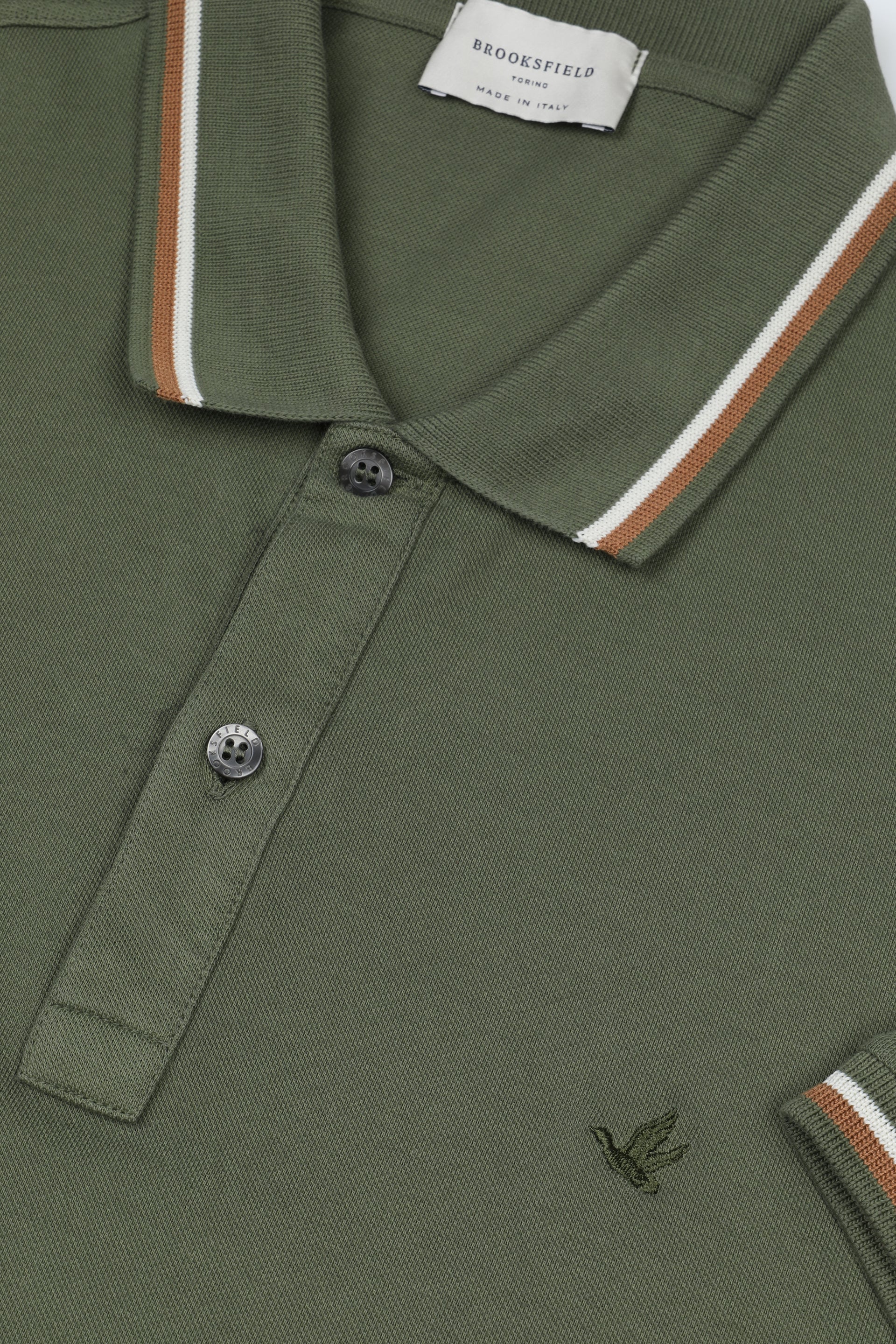 Polo in piquet di cotone con collo e polsi rigati. Logo ricamato al cuore. Verde - Alligator