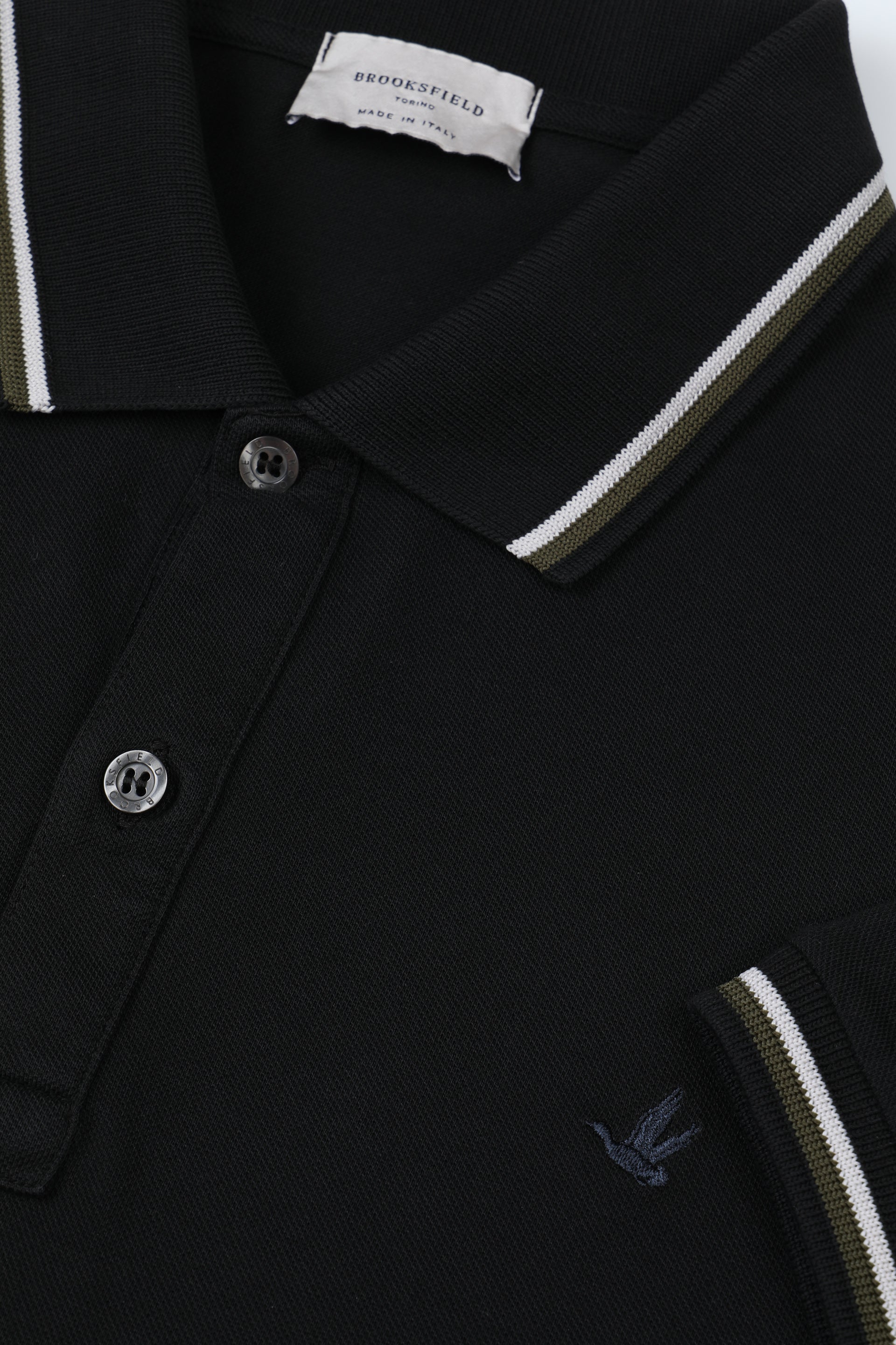Polo in piquet di cotone con collo e polsi rigati. Logo ricamato al cuore. Nero - Black