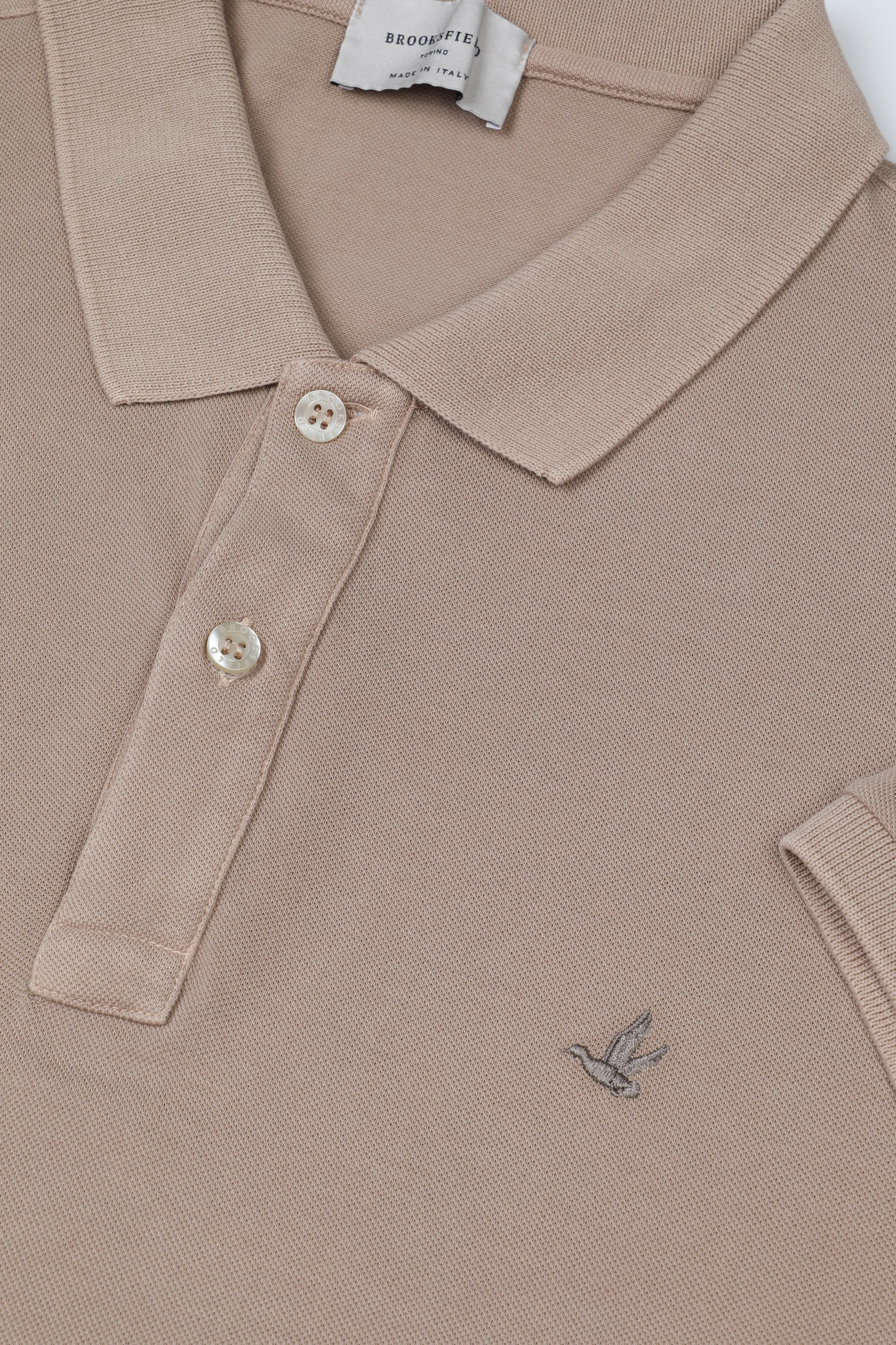 Polo in piquet di cotone, tintura effetto old. Logo ricamato al cuore. Beige - Soft kaki