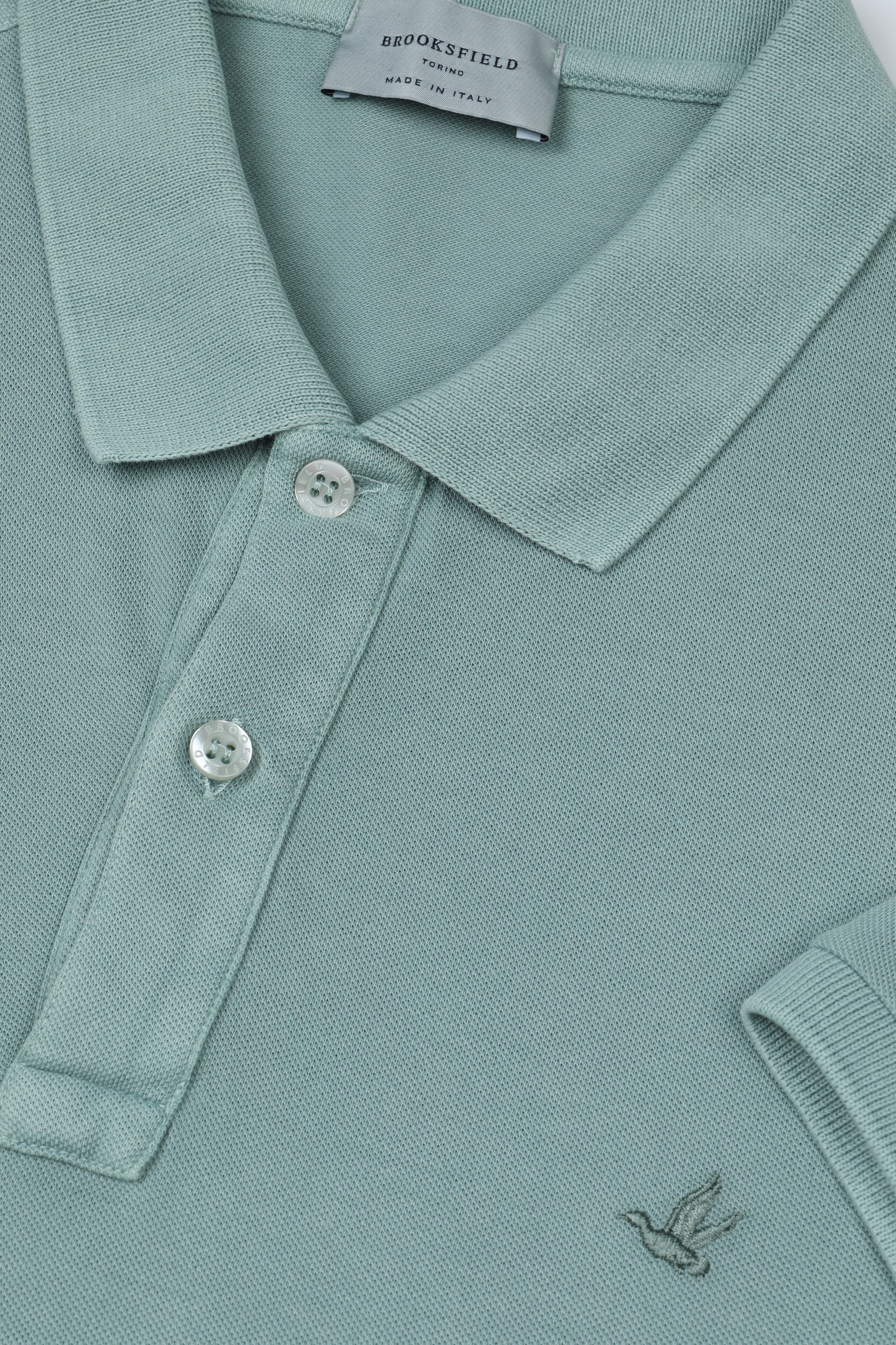 Polo in piquet di cotone, tintura effetto old. Logo ricamato al cuore. Verde - Peacock