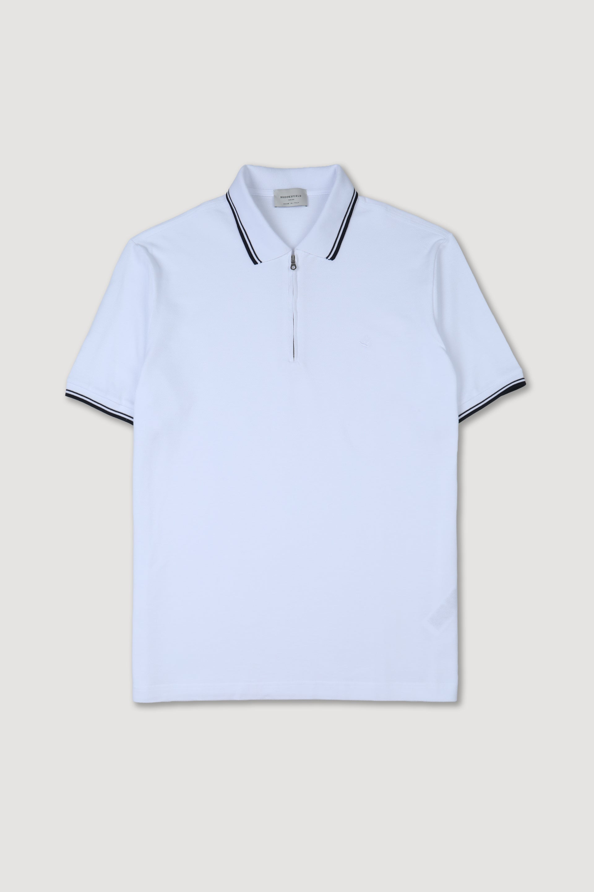 Polo in piquet di cotone con collo e polsi rigati e apertura con zip. Bianco - White