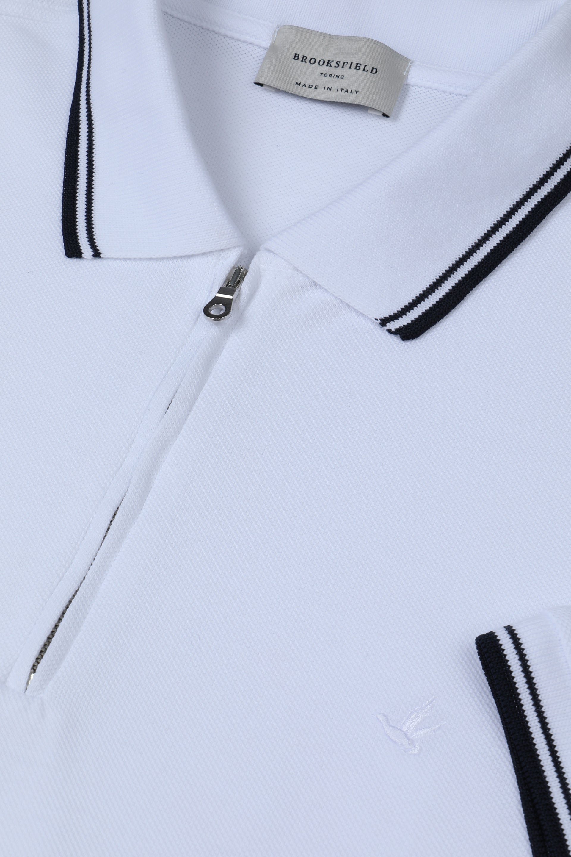Polo in piquet di cotone con collo e polsi rigati e apertura con zip. Bianco - White