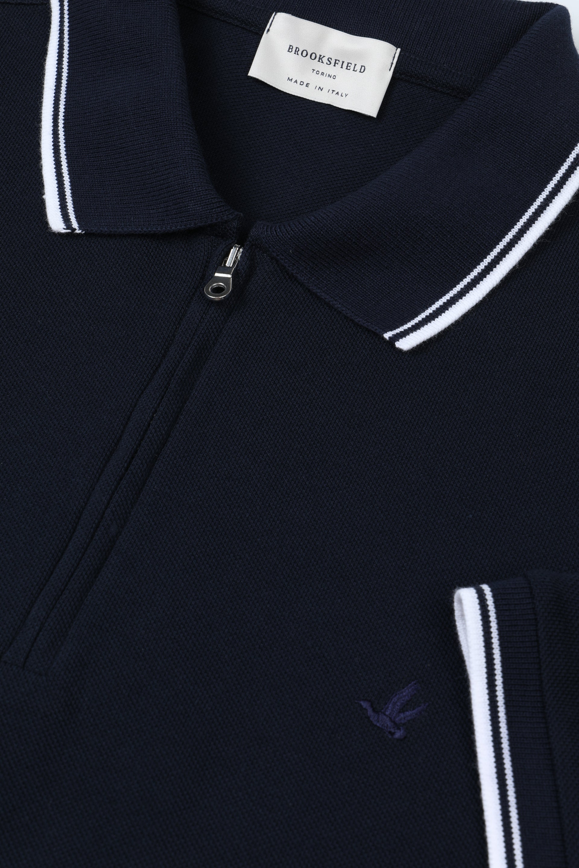 Polo in piquet di cotone con collo e polsi rigati e apertura con zip. Blu - Navy