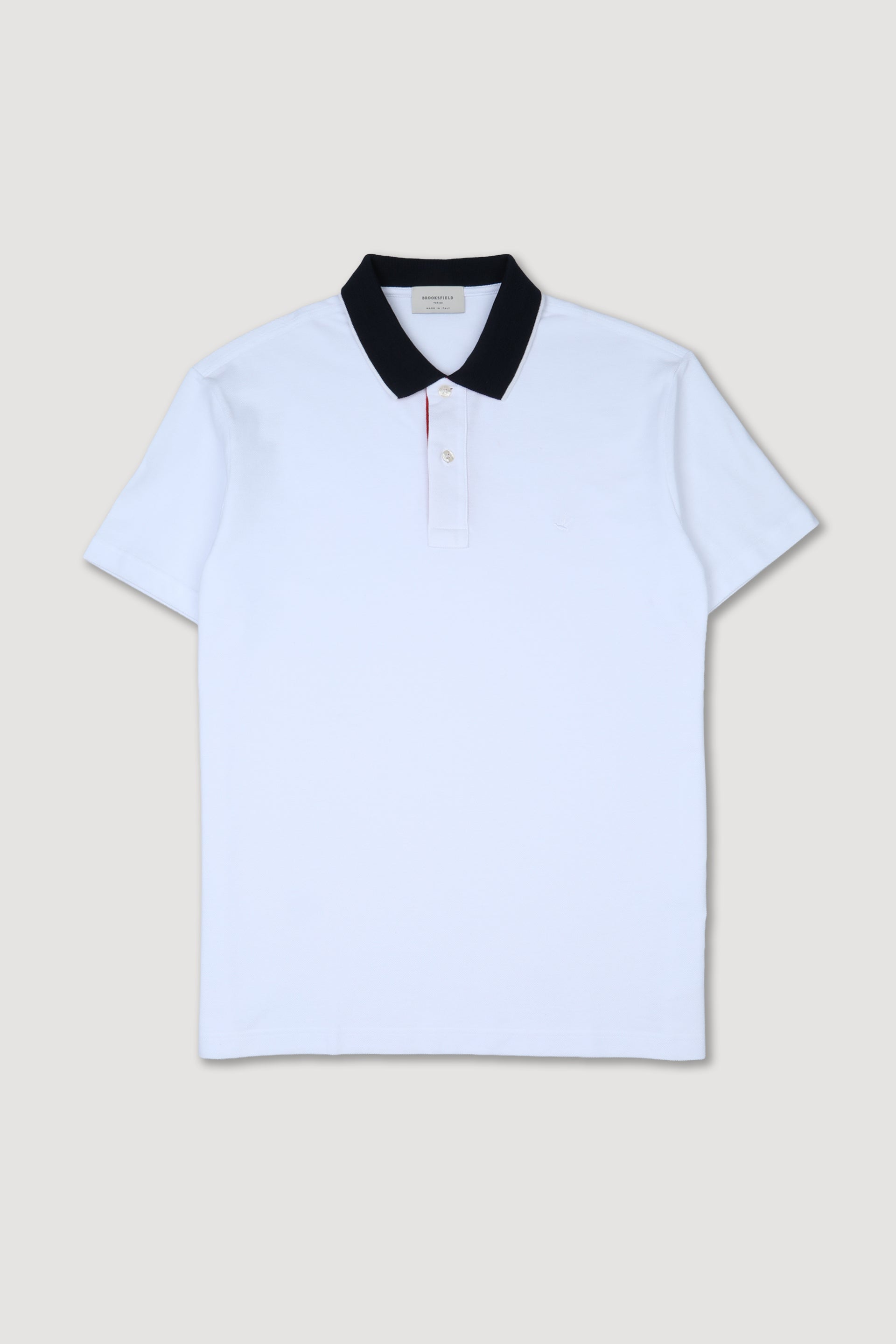 Polo in piquet di cotone con apertura e collo in contrasto. Logo ricamato al cuore. Bianco - White