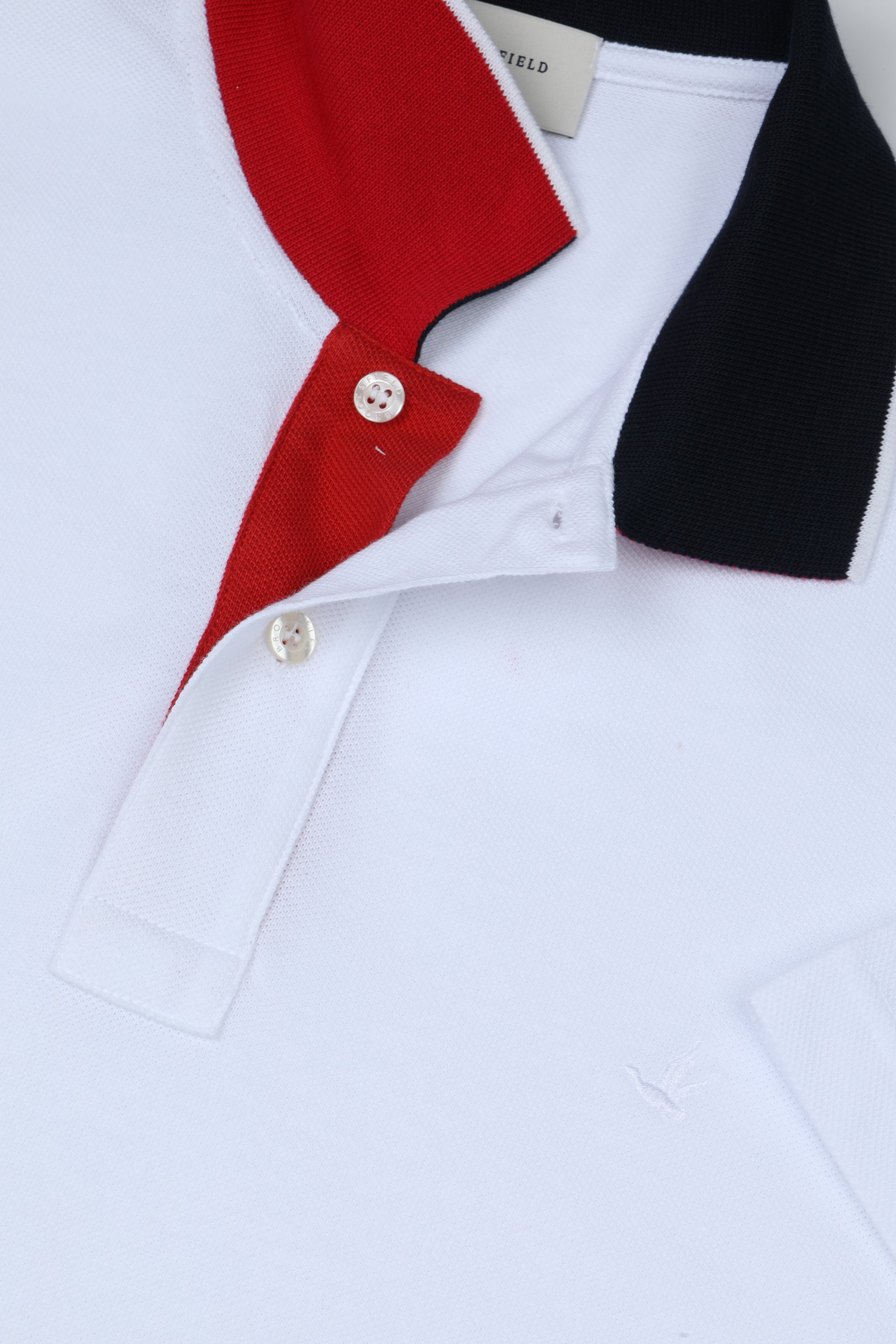 Polo in piquet di cotone con apertura e collo in contrasto. Logo ricamato al cuore. Bianco - White
