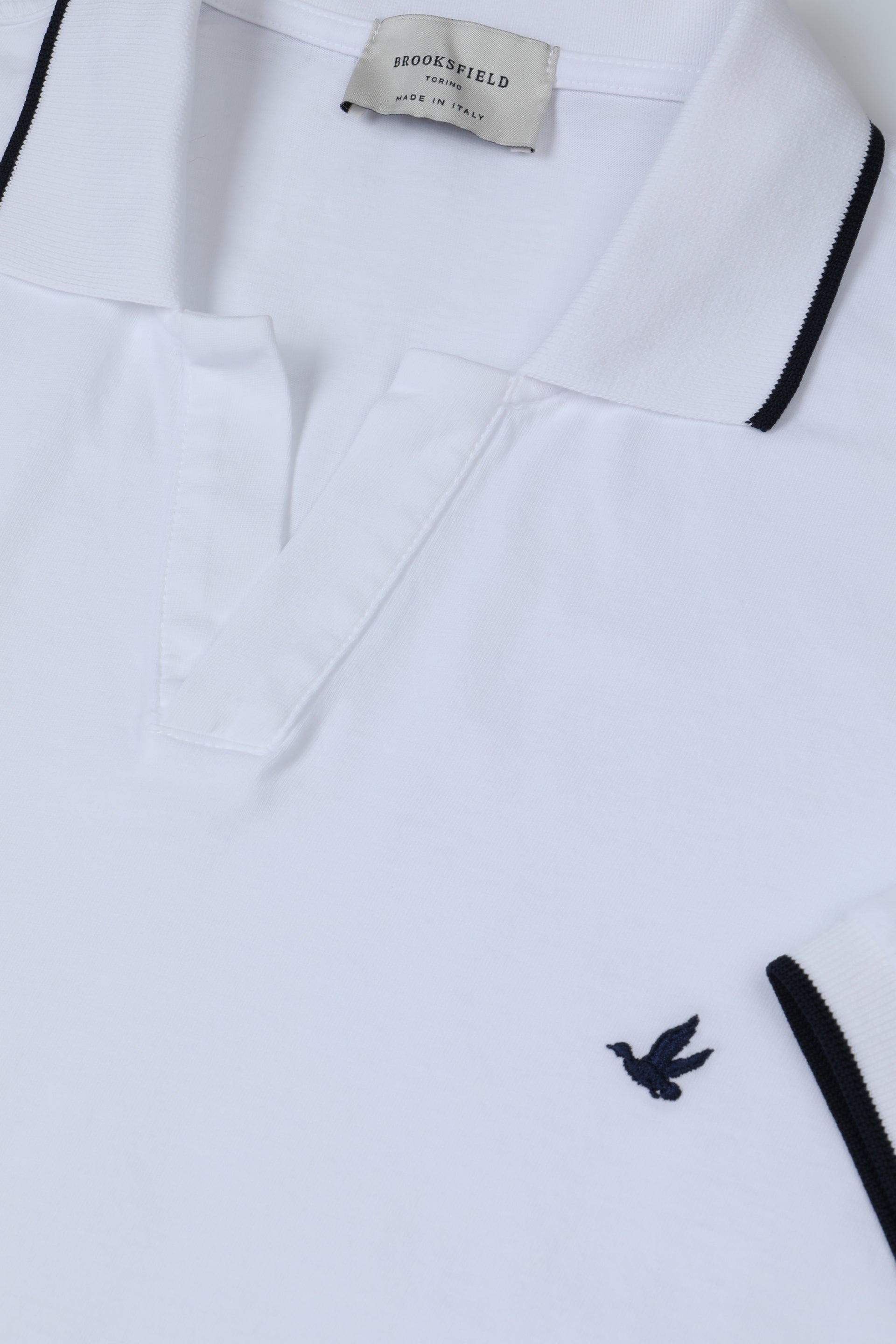Polo collo aperto in jersey di cotone con bordi rigati. Bianco - White