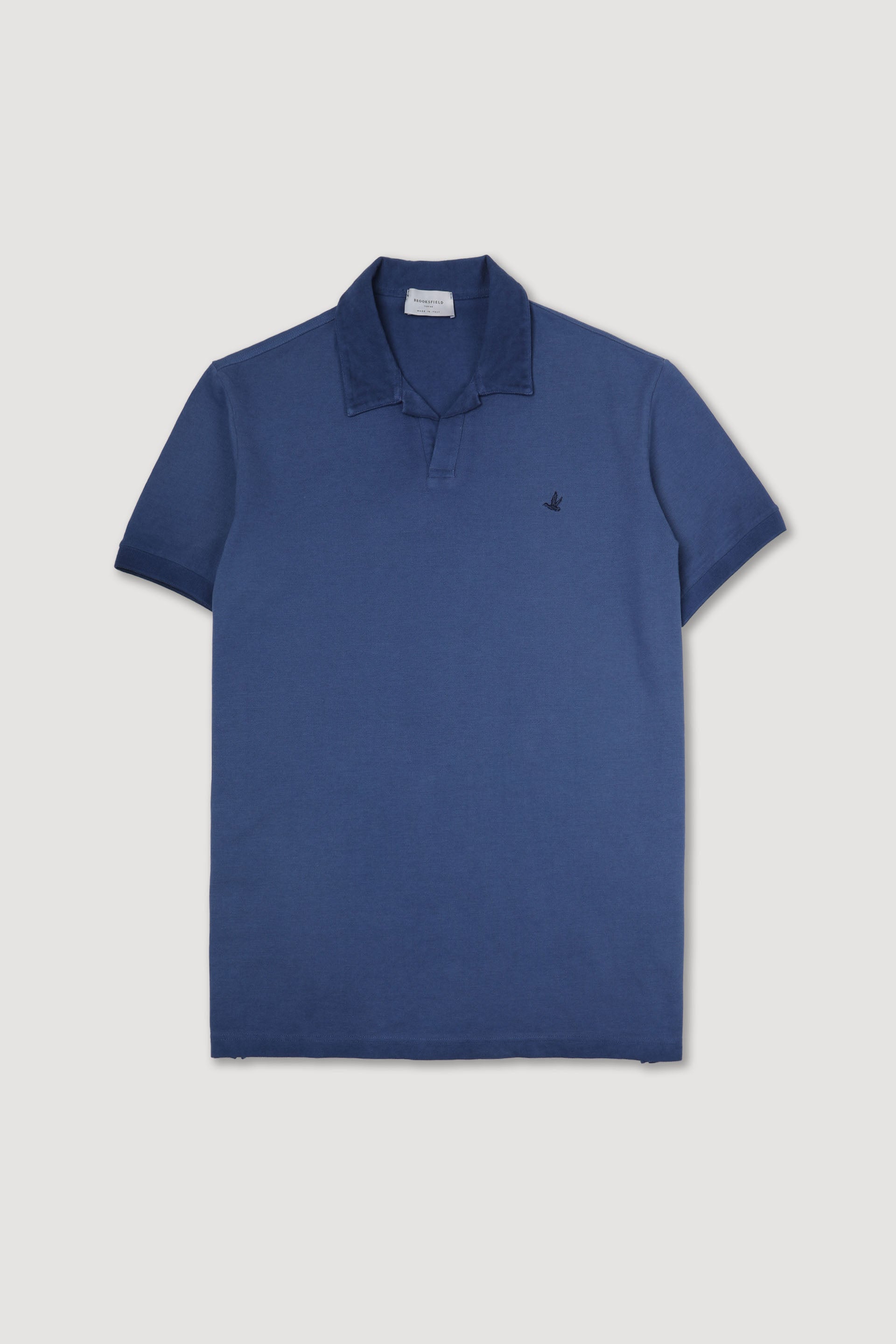 Polo collo aperto in piquet di cotone, tintura effetto sun faded. Logo ricamato al cuore. Blu - Acquario