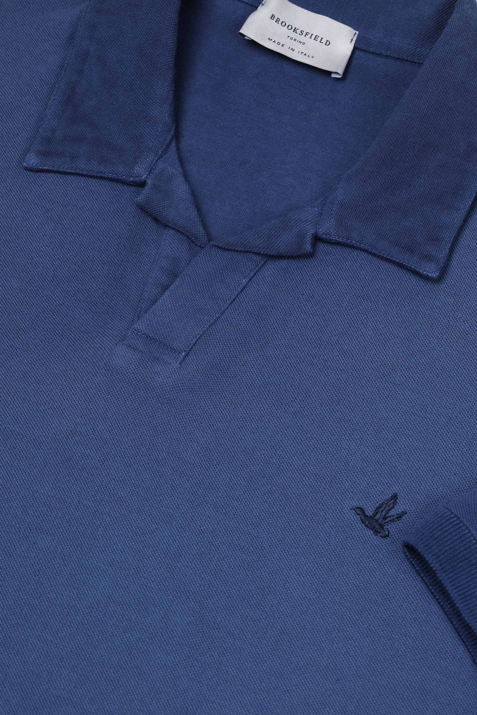 Polo collo aperto in piquet di cotone, tintura effetto sun faded. Logo ricamato al cuore. Blu - Acquario