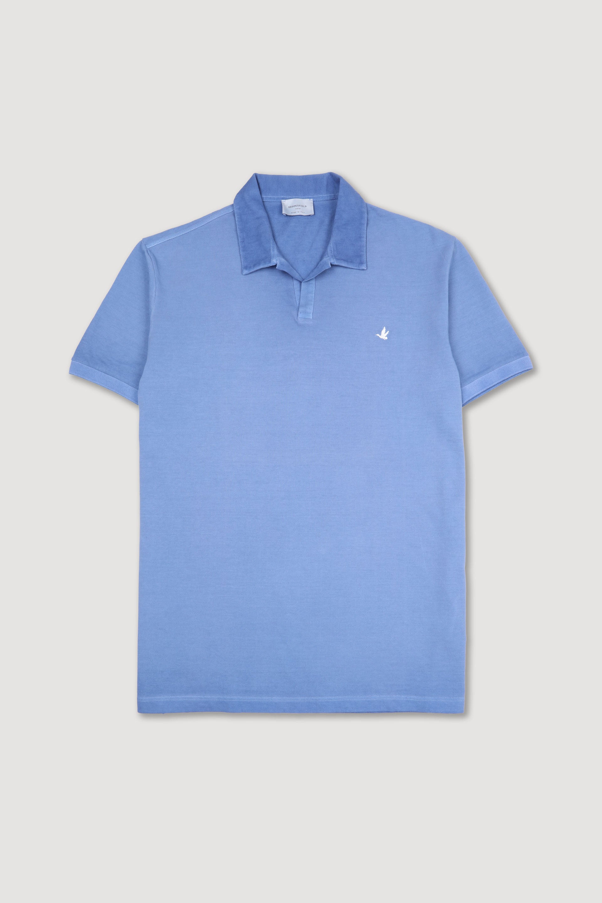 Polo collo aperto in piquet di cotone, tintura effetto sun faded. Logo ricamato al cuore. Blu - Sailor