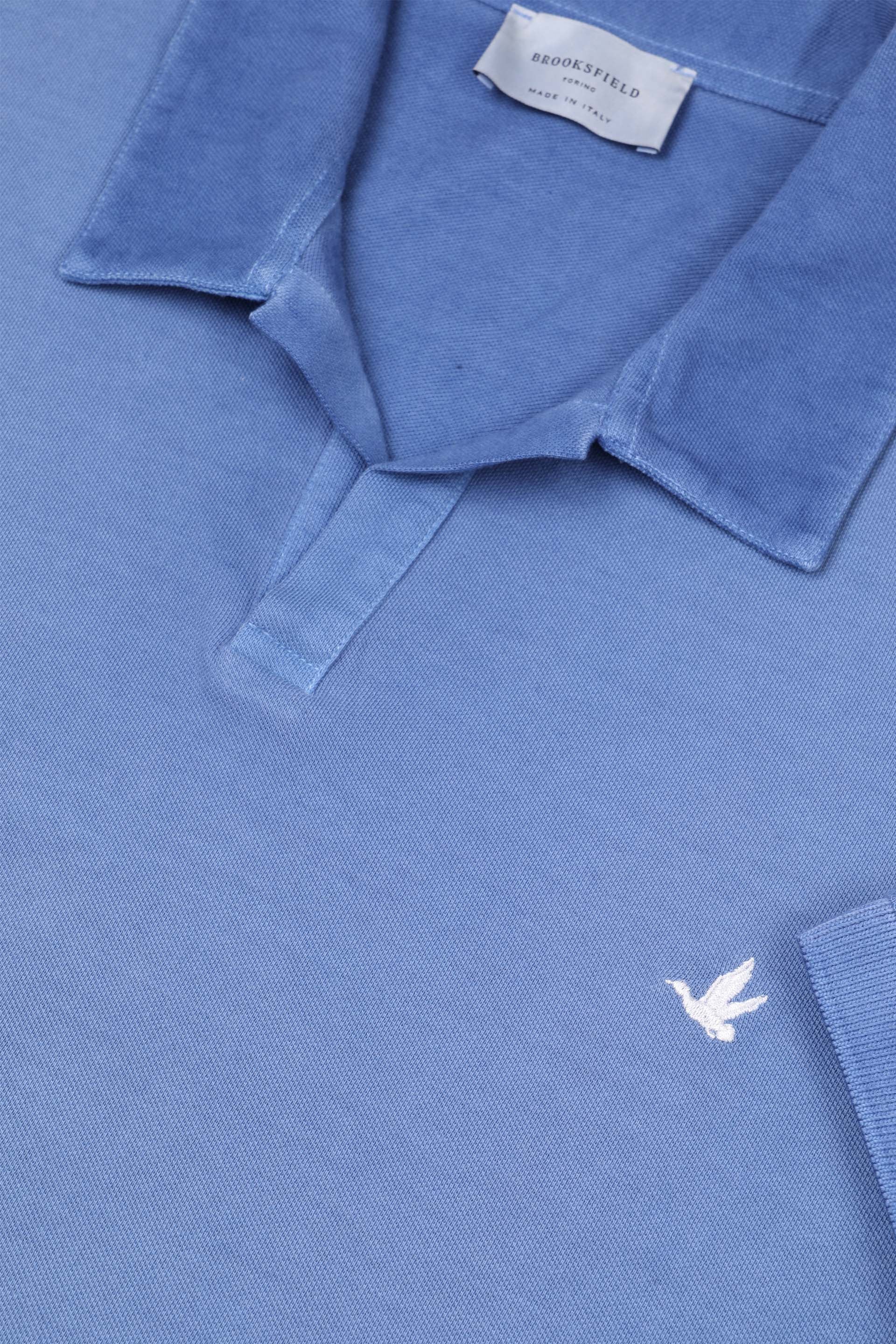 Polo collo aperto in piquet di cotone, tintura effetto sun faded. Logo ricamato al cuore. Blu - Sailor