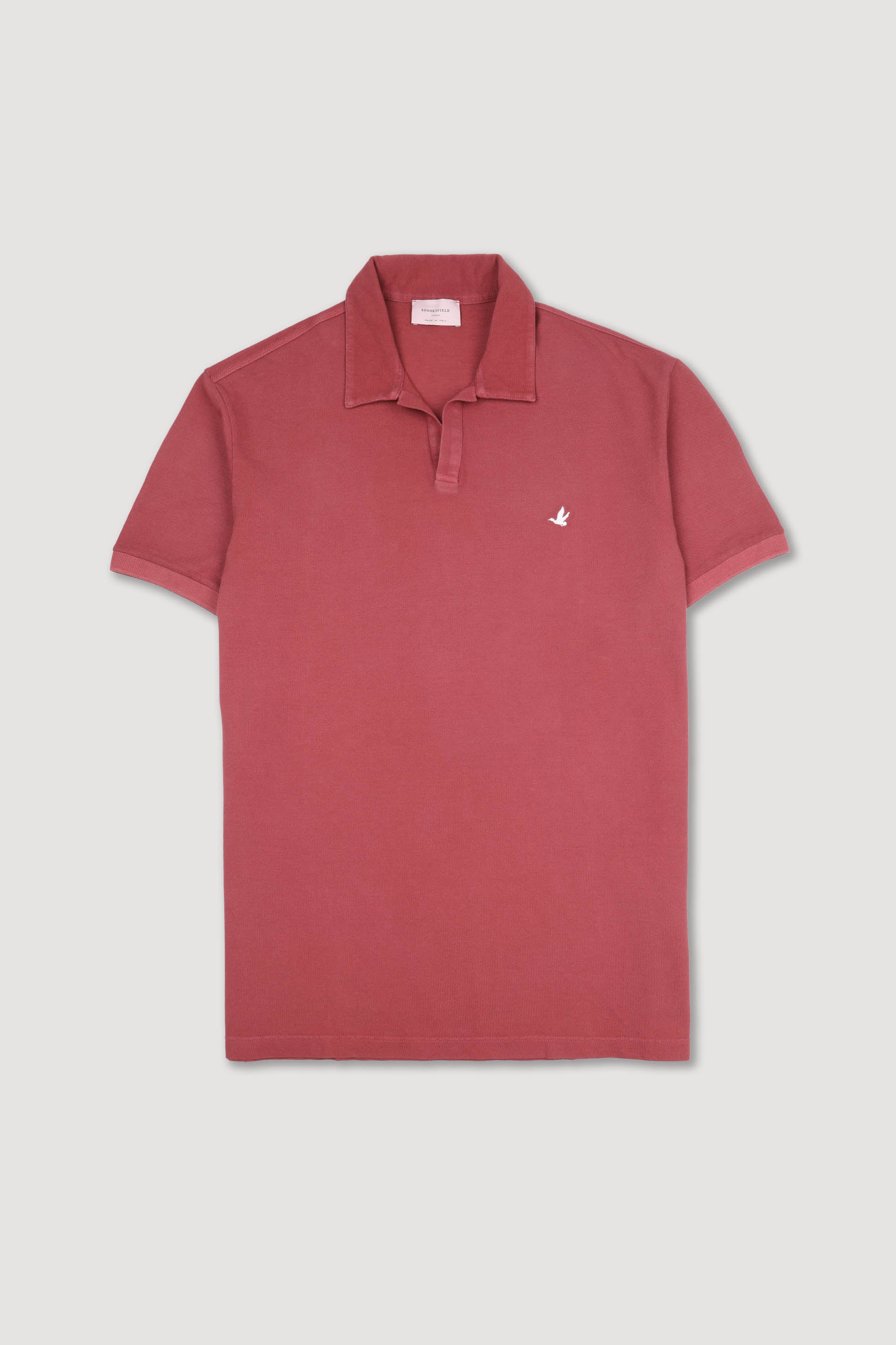 Polo collo aperto in piquet di cotone, tintura effetto sun faded. Logo ricamato al cuore. Rosso - Tabasco