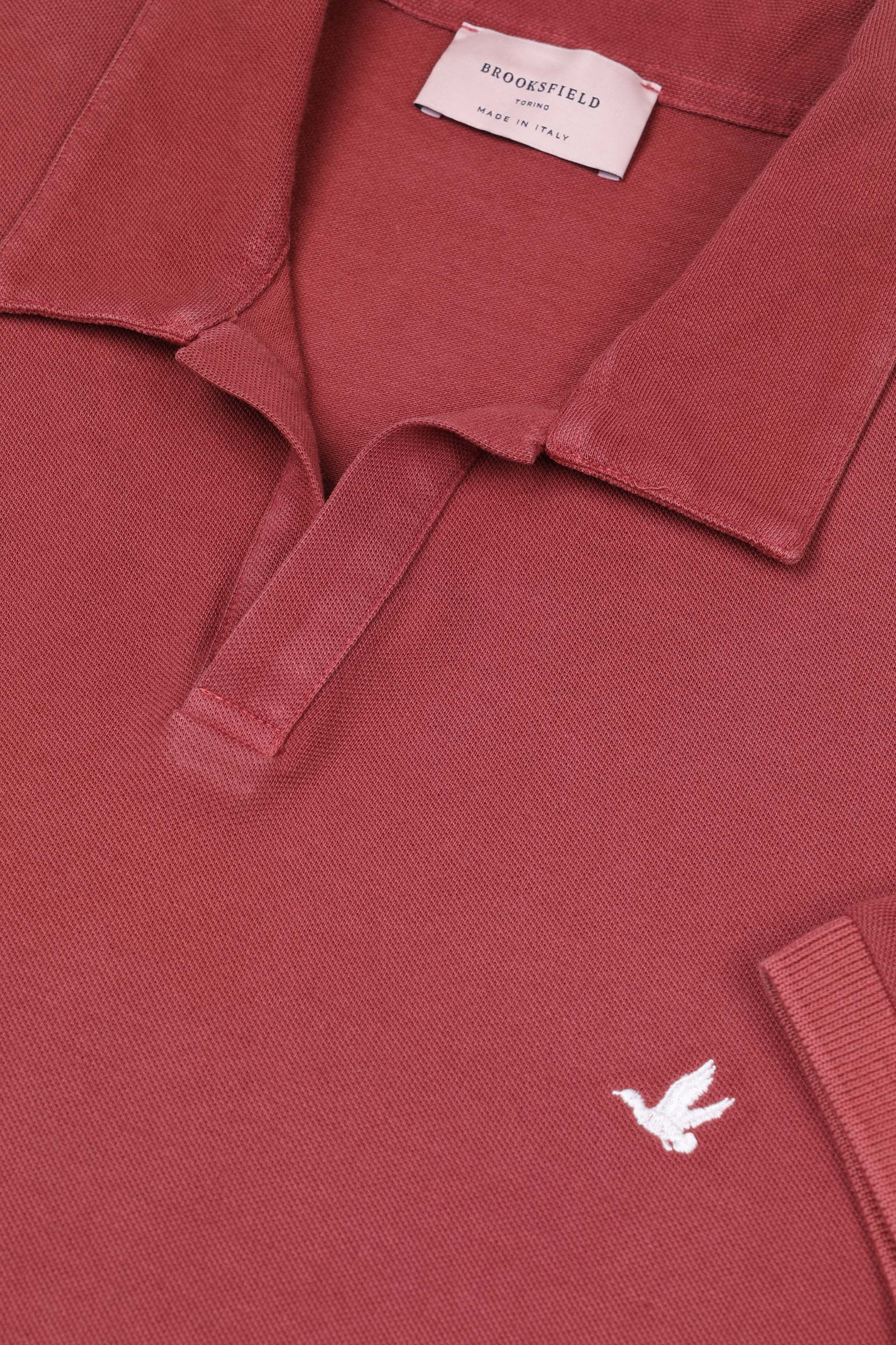 Polo collo aperto in piquet di cotone, tintura effetto sun faded. Logo ricamato al cuore. Rosso - Tabasco