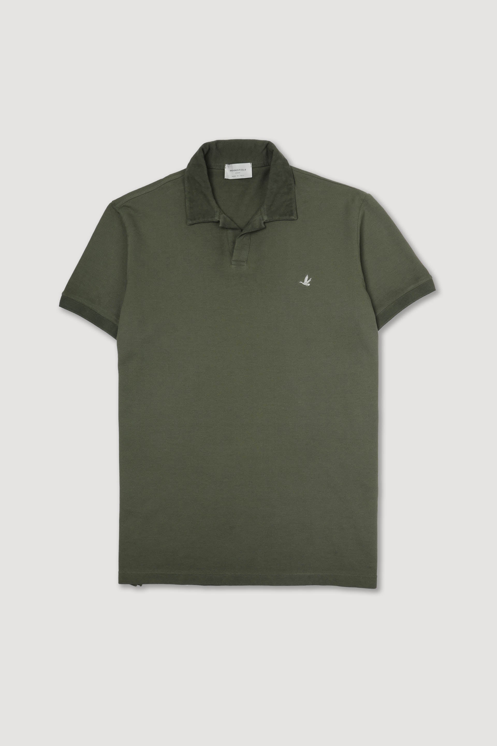 Polo collo aperto in piquet di cotone, tintura effetto sun faded. Logo ricamato al cuore. Verde - Alligator