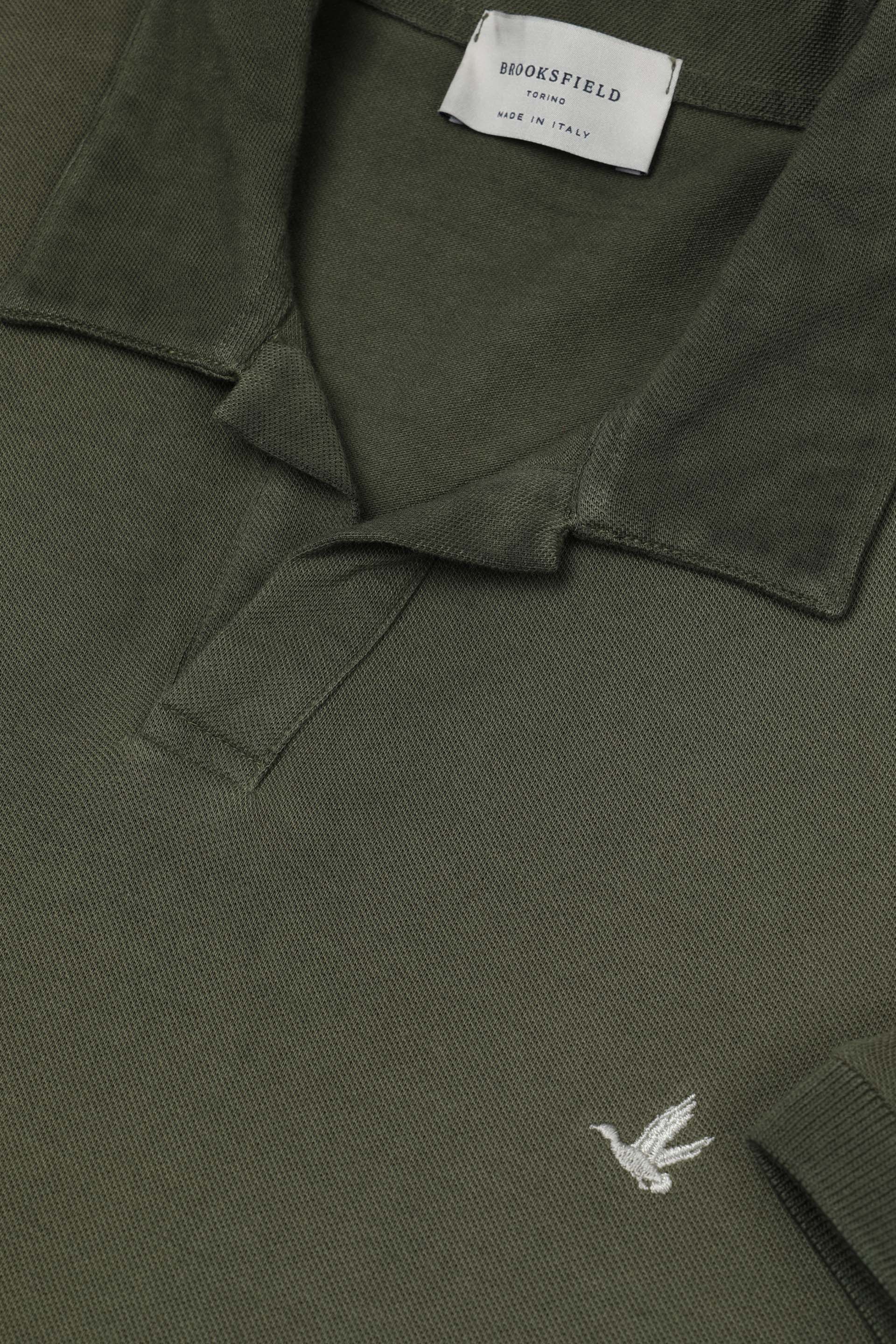 Polo collo aperto in piquet di cotone, tintura effetto sun faded. Logo ricamato al cuore. Verde - Alligator