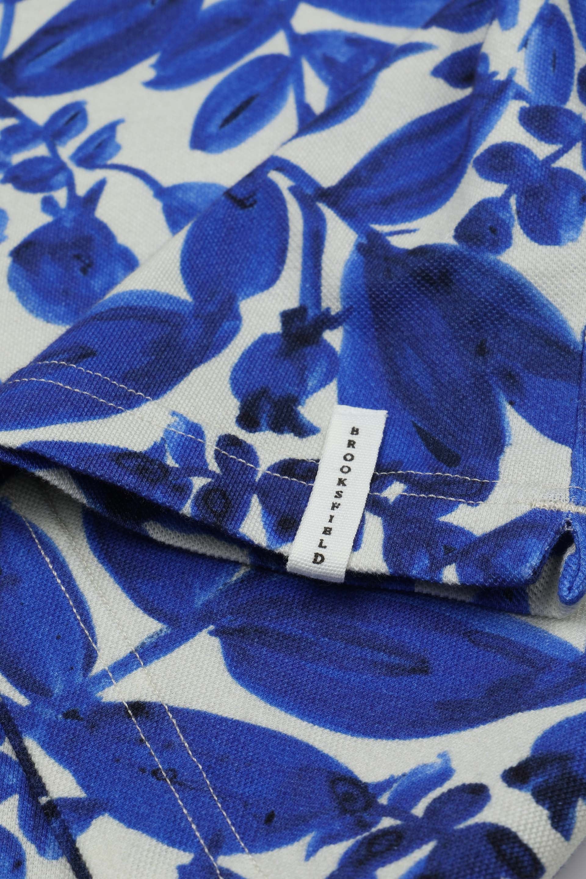 Polo collo aperto in piquet di cotone, stampa Maiolica. Blu - Maiolica/Avorio