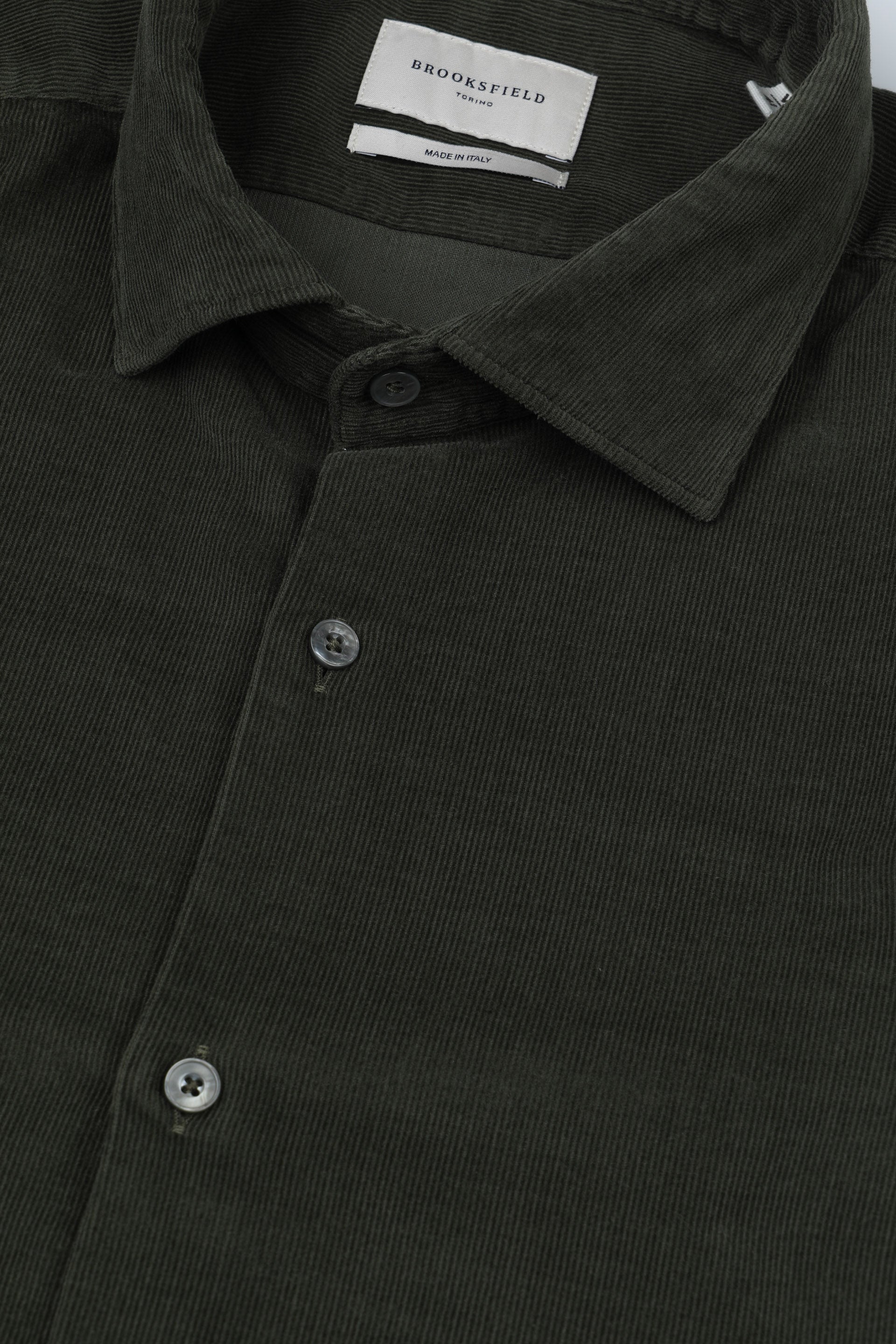 Camicia slim fit con collo spread in velluto di cotone. Verde - Frantoio