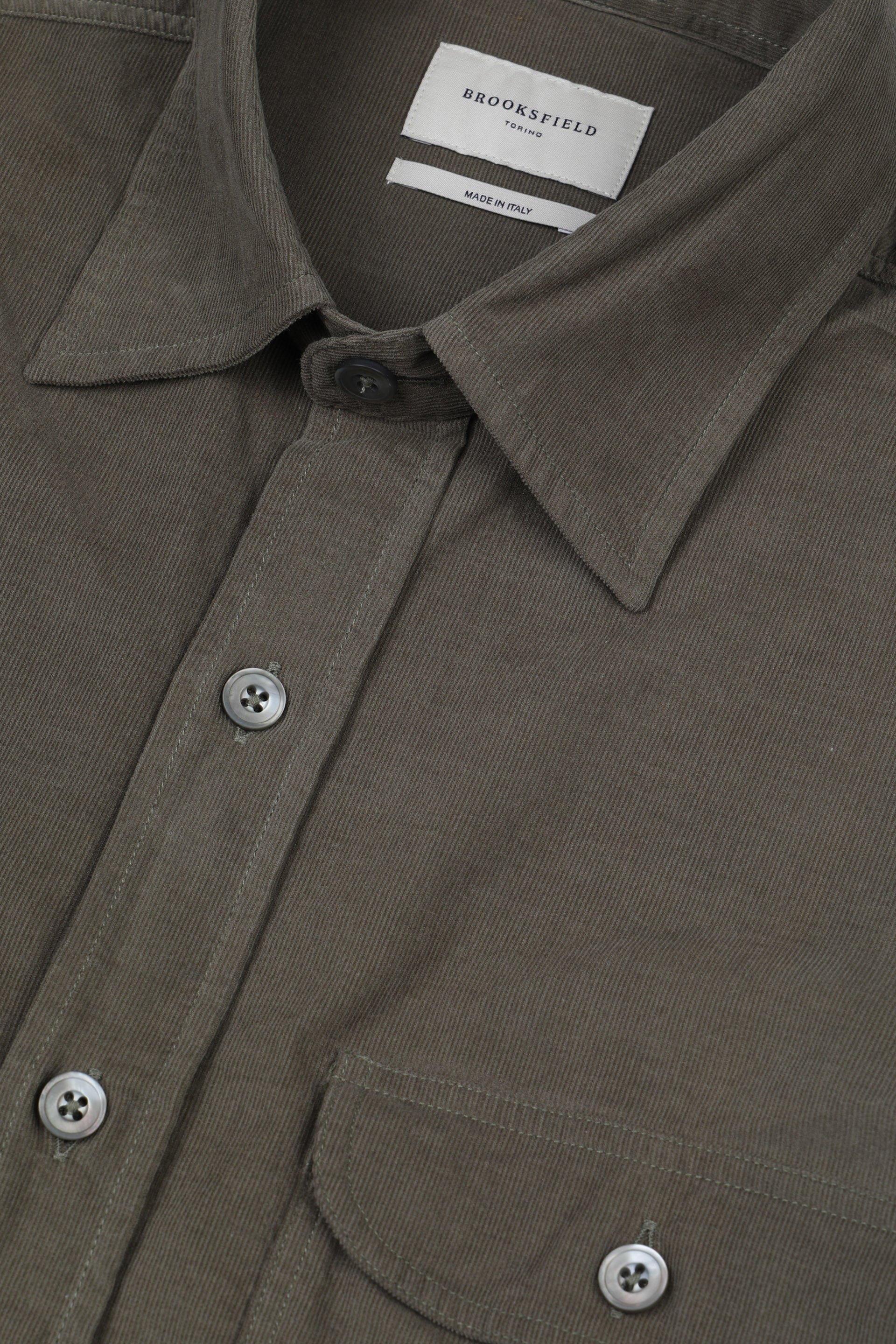 Camicia slim fit con collo spread in velluto di cotone. Marrone - Rovere