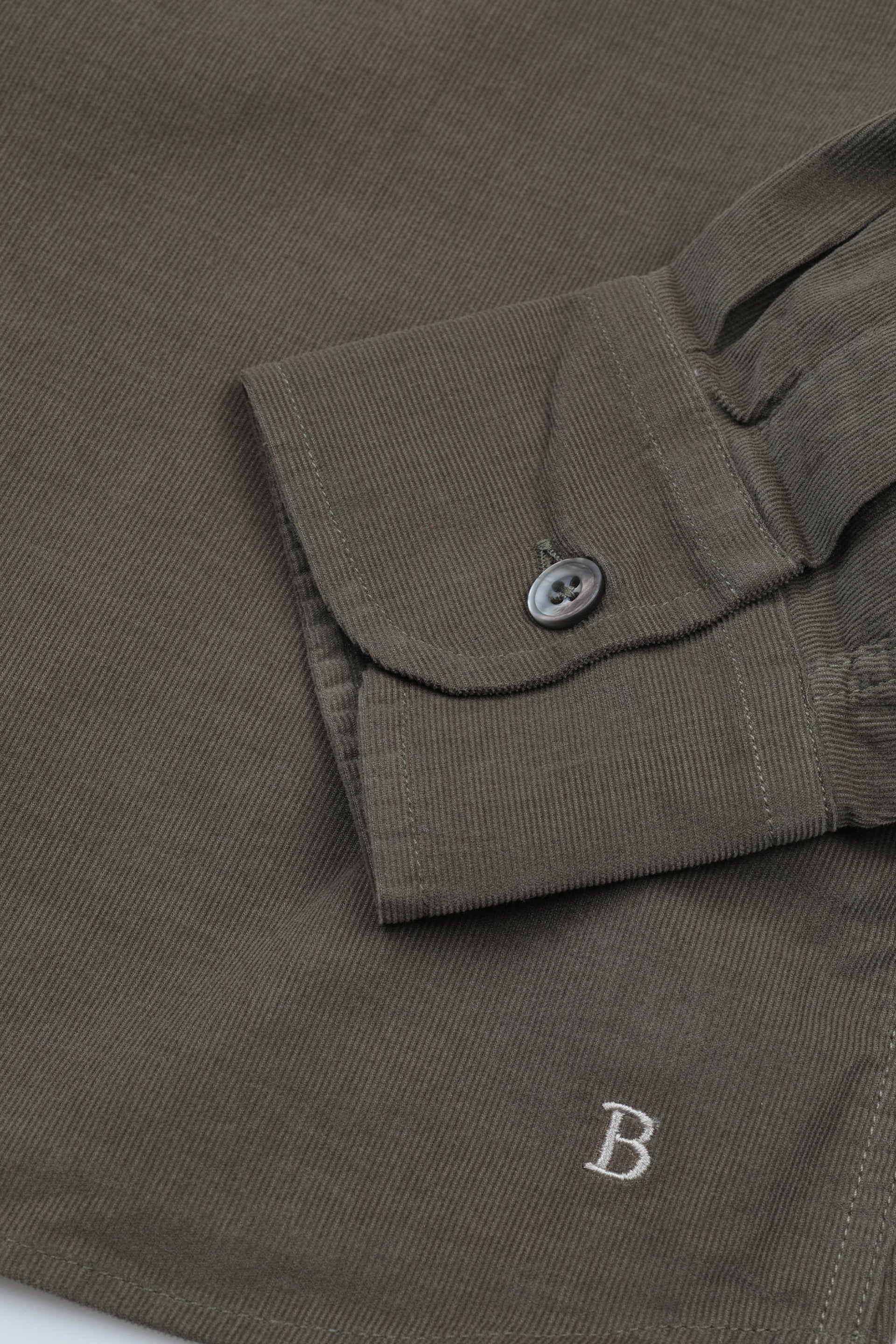 Camicia slim fit con collo spread in velluto di cotone. Marrone - Rovere