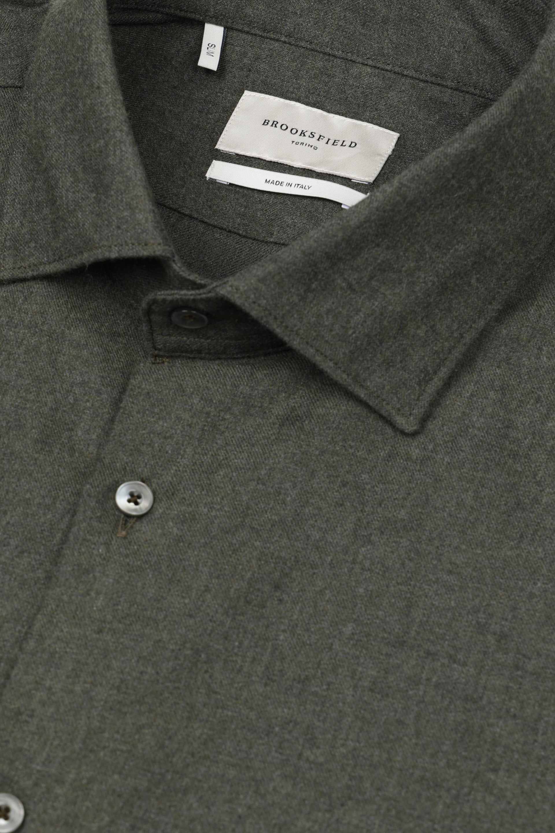 Camicia slim fit con collo spread in twill di cotone smerigliato. Verde - Muschio