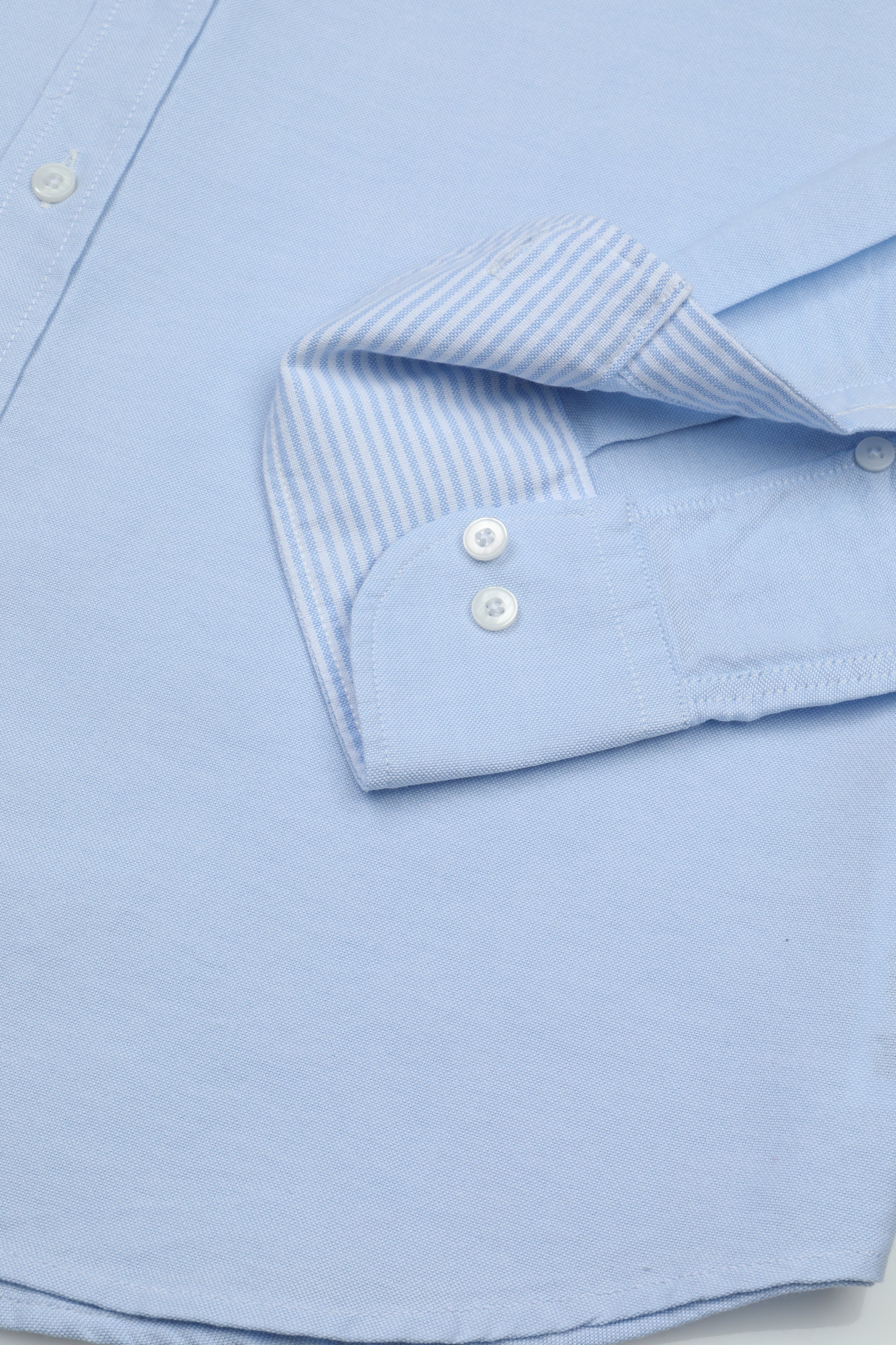 Camicia Club button down regular fit, realizzata in oxford di cotone. Logo ricamato al cuore. Azzurro - Cielo