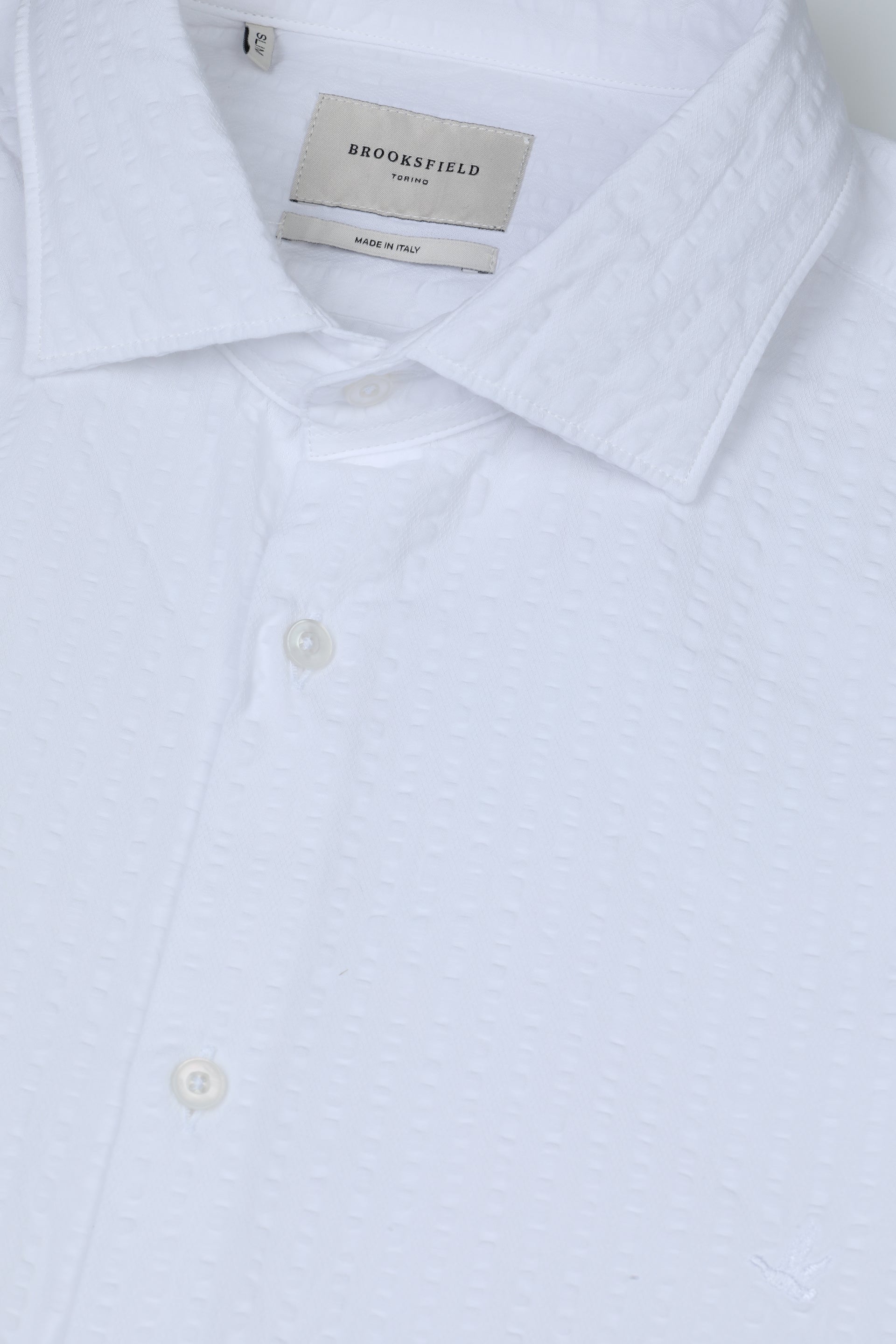 Camicia slim fit con collo spread in seersucker di cotone. Bianco - White