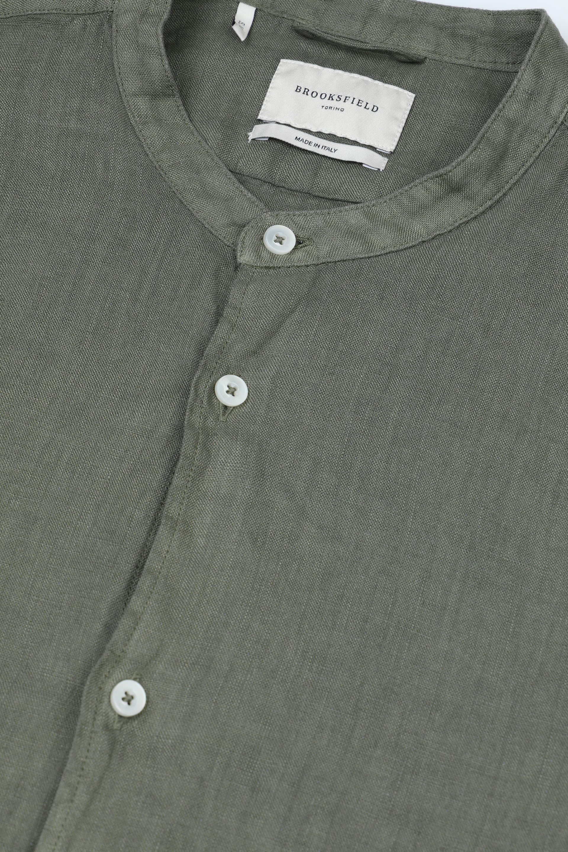 Camicia slim fit in lino con collo alla coreana. Verde - Alligator