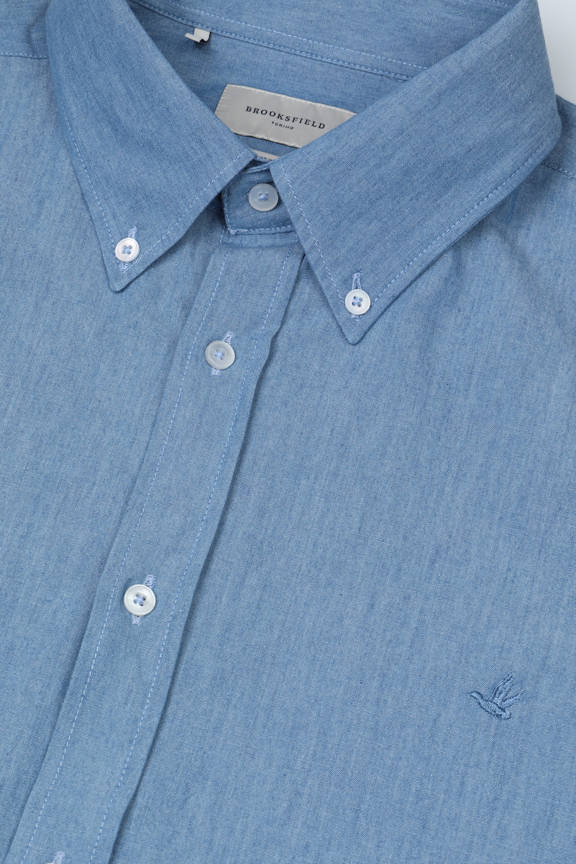Camicia club button down regular fit realizzata in chambray di cotone indaco. Azzurro - Bleach