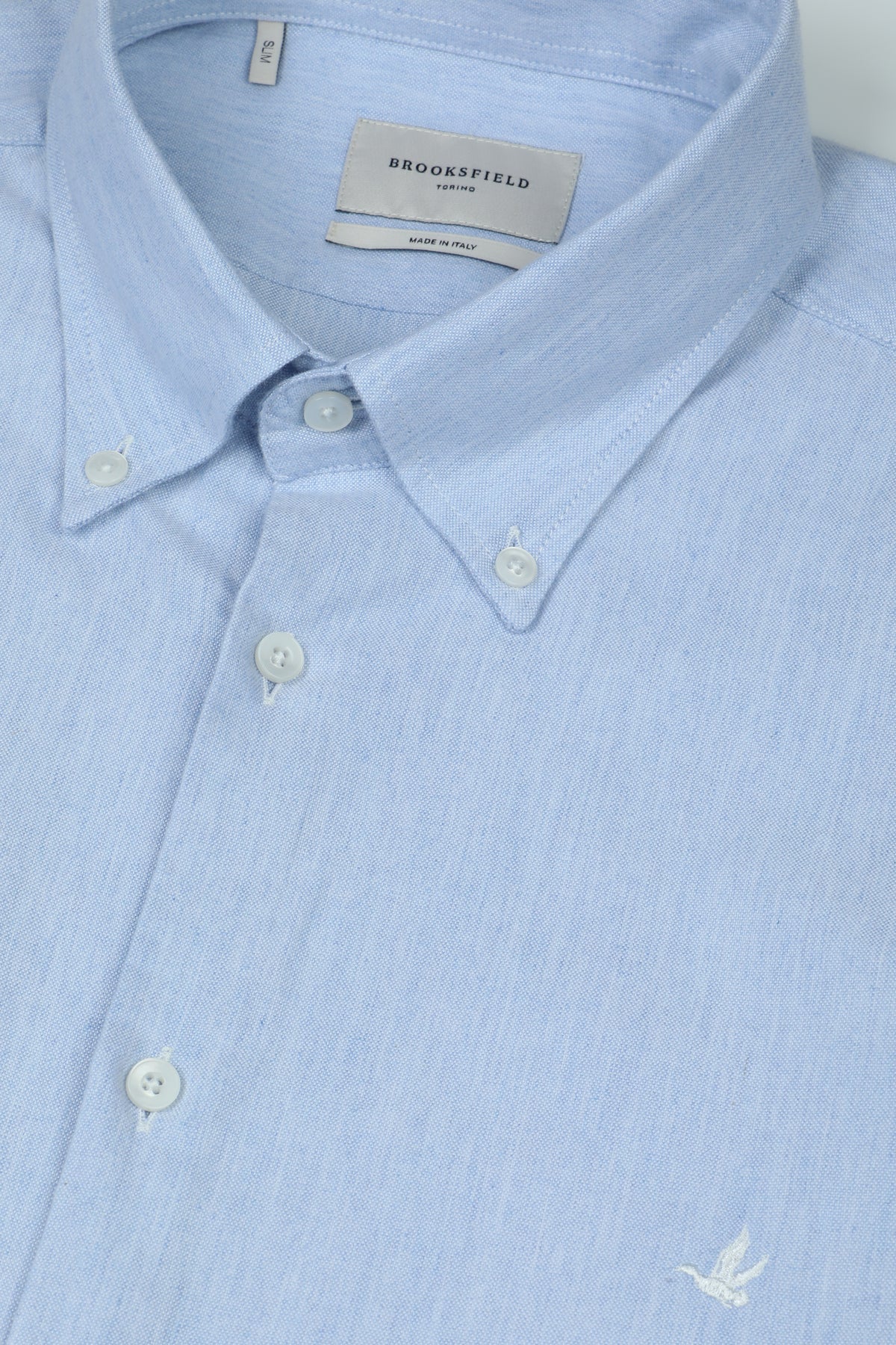 Camicia button down slim fit in oxford di misto cotone-lyocell. Logo ricamato al cuore. Azzurro - Cielo