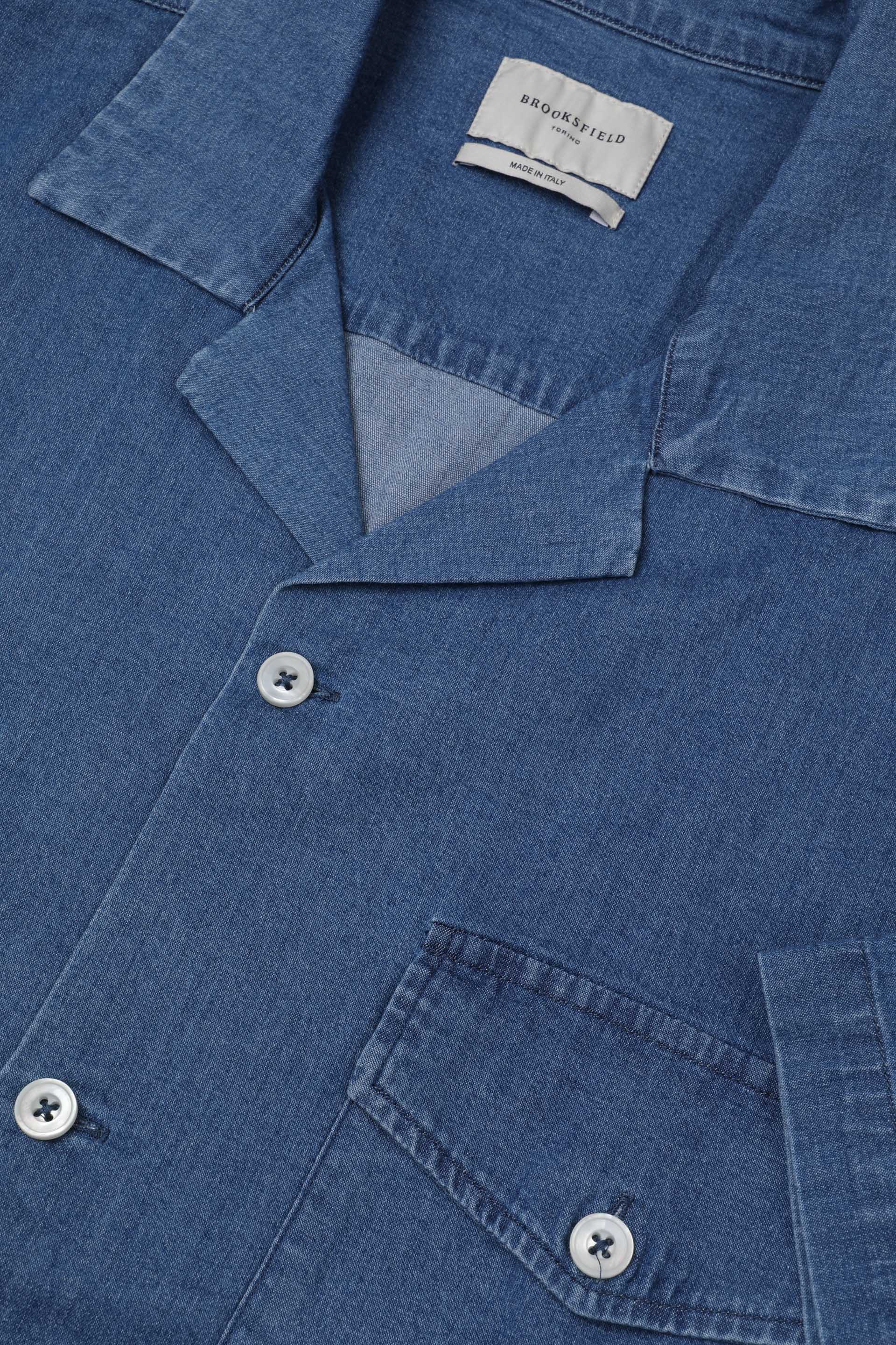 Indigo cotton stretch camp-collar shirt with short sleeves. Regular fi