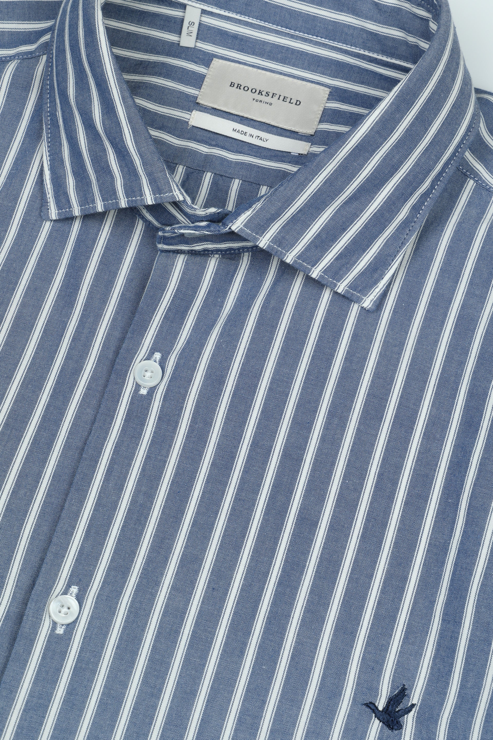 Camicia spread collar in popeline di cotone rigato. Slim fit. Logo ricamato al cuore. Blu - Avio/bianco