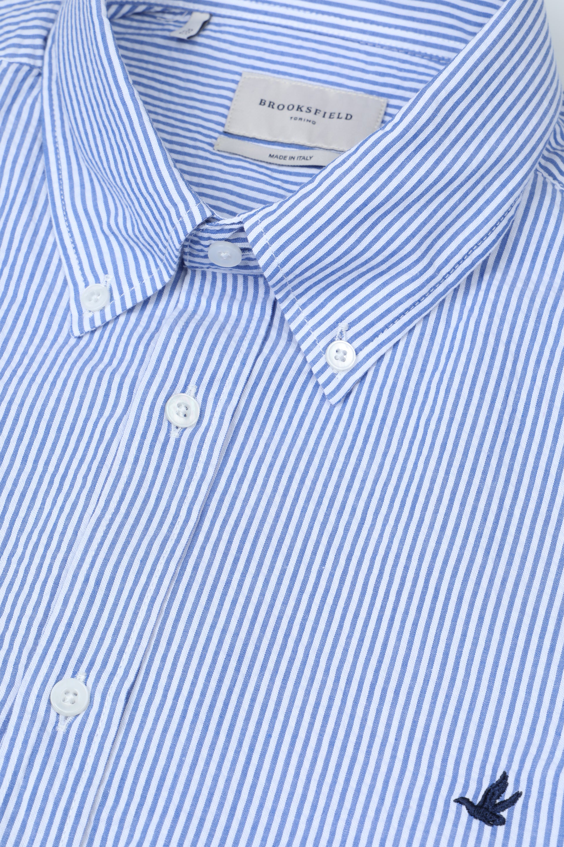 Camicia Club button down regular fit in seersucker rigato di cotone. Logo ricamato al cuore. Blu - Marine/bianco
