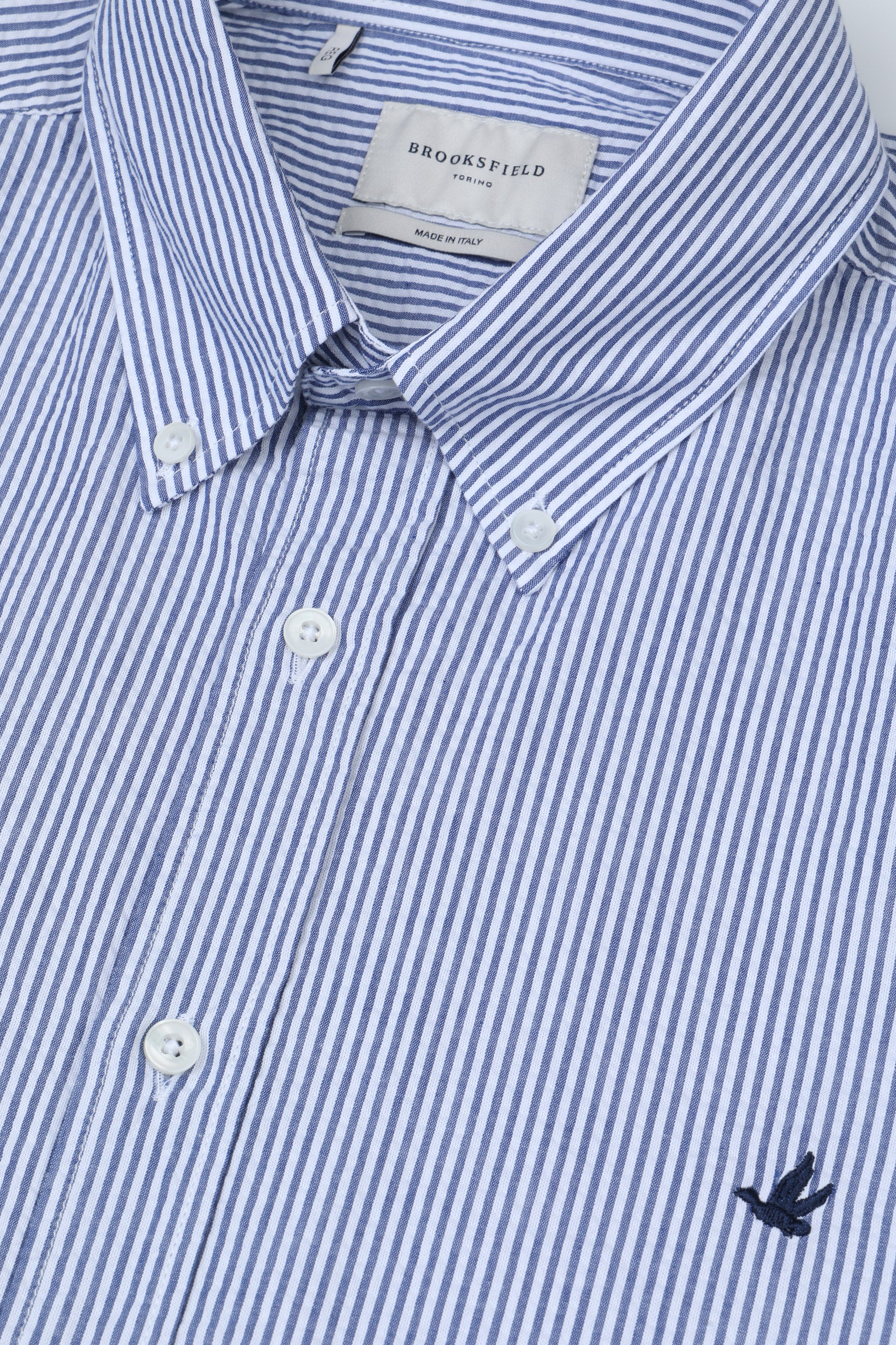 Camicia Club button down regular fit in seersucker rigato di cotone. Logo ricamato al cuore. Blu - Blu/Bianco