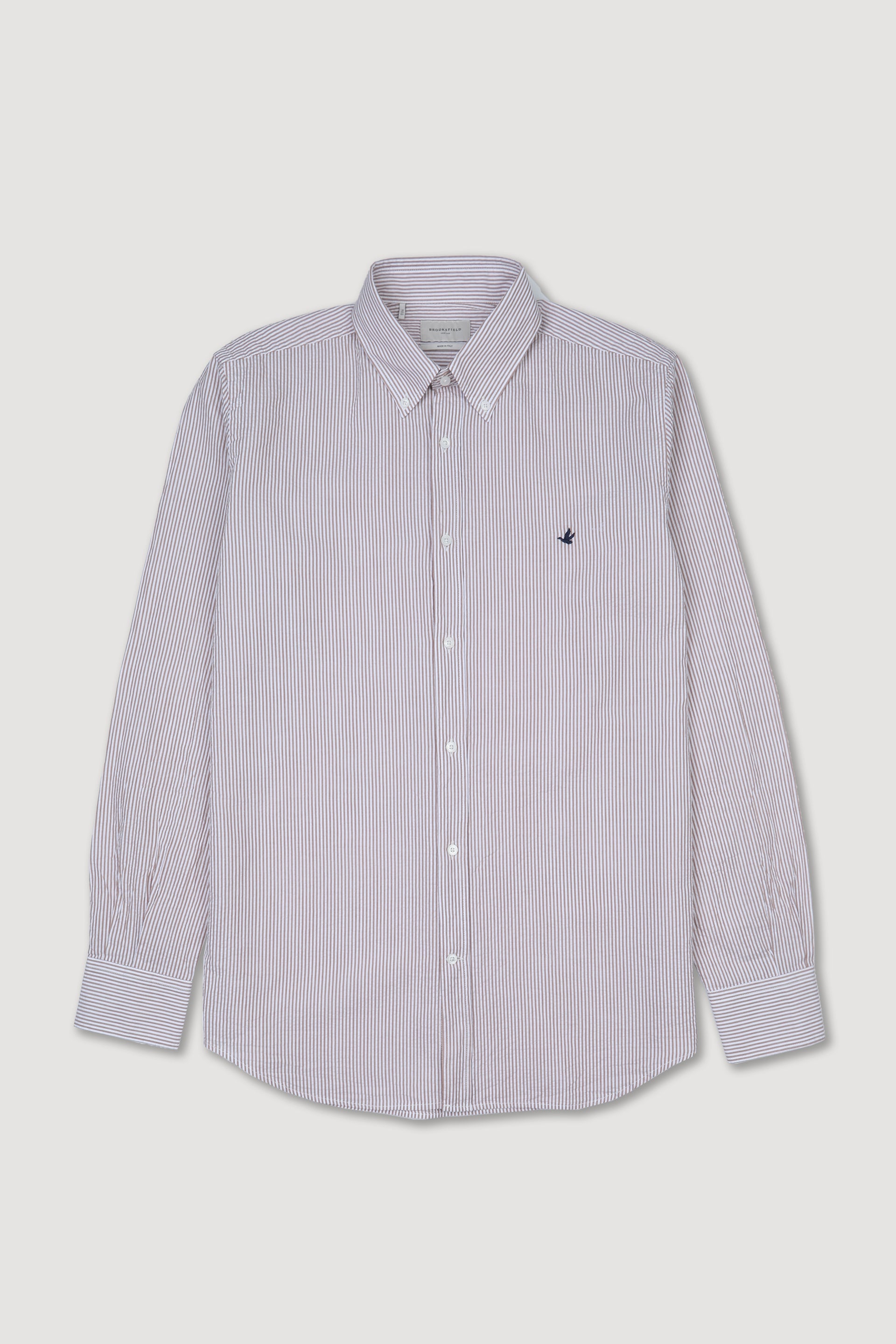 Camicia Club button down regular fit in seersucker rigato di cotone. Logo ricamato al cuore. Marrone - Sandal/Bianco