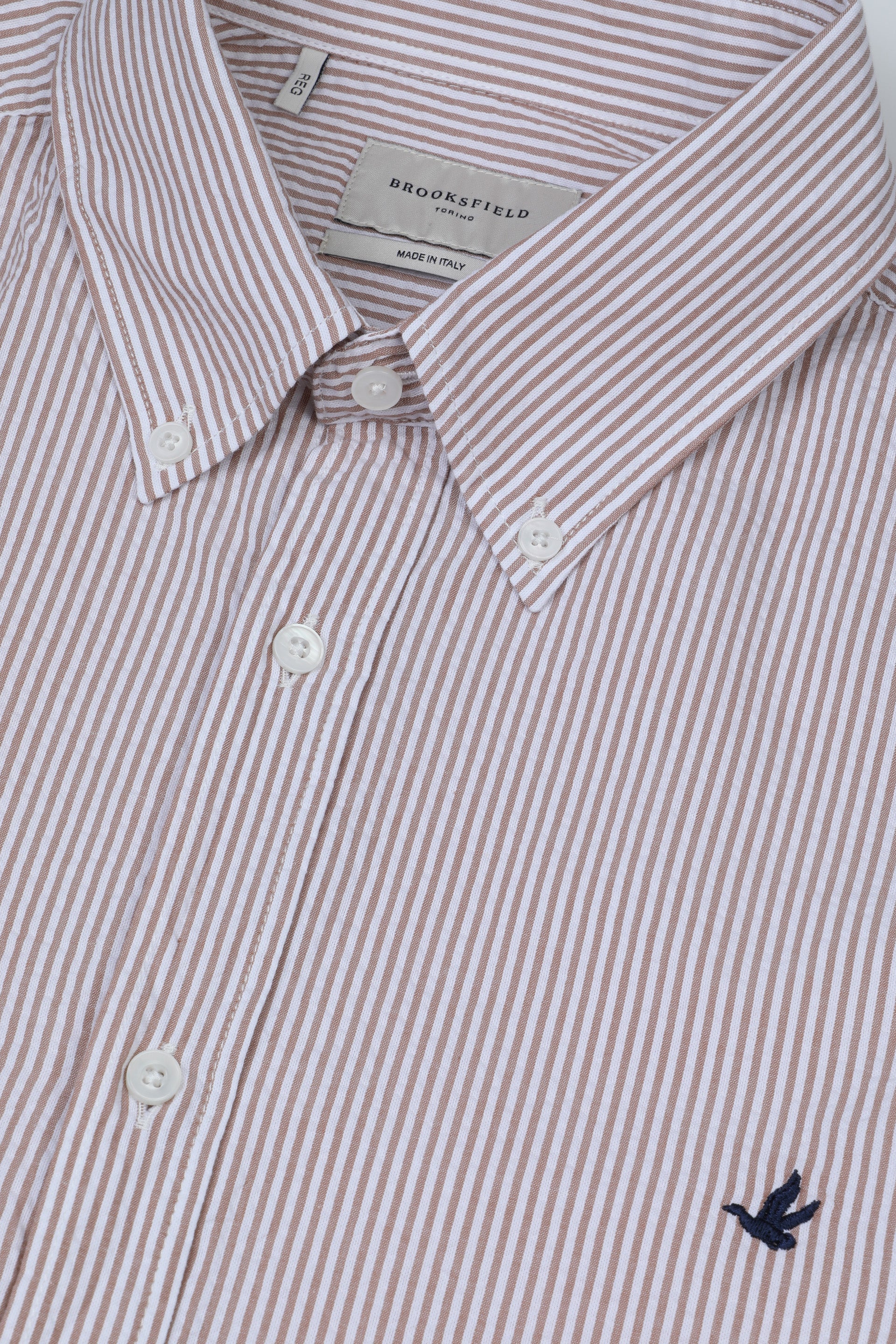 Camicia Club button down regular fit in seersucker rigato di cotone. Logo ricamato al cuore. Marrone - Sandal/Bianco