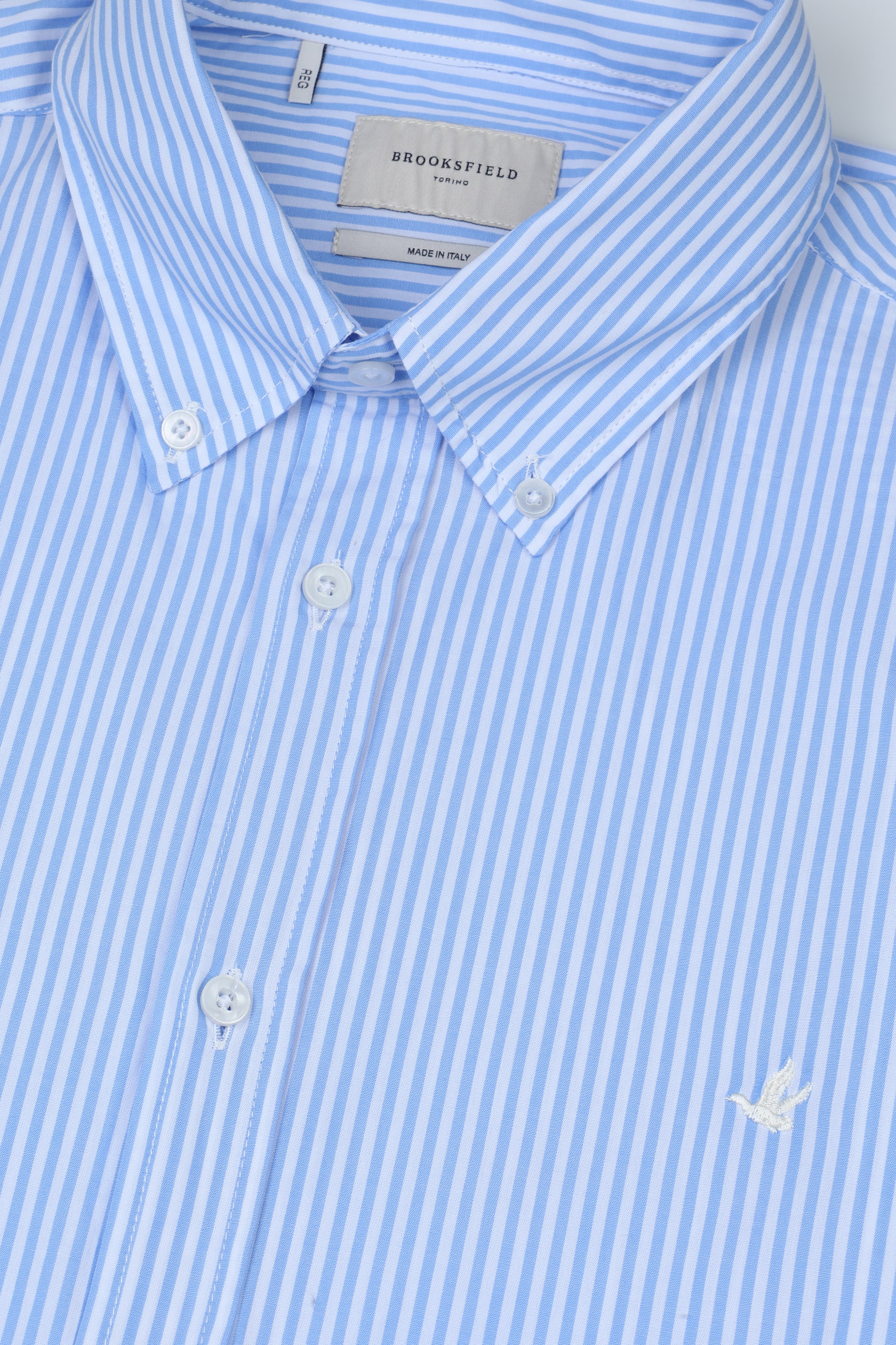 Camicia Club button down regular fit, realizzata in popeline di cotone. Logo ricamato al cuore. Azzurro - Bianco/azzurro