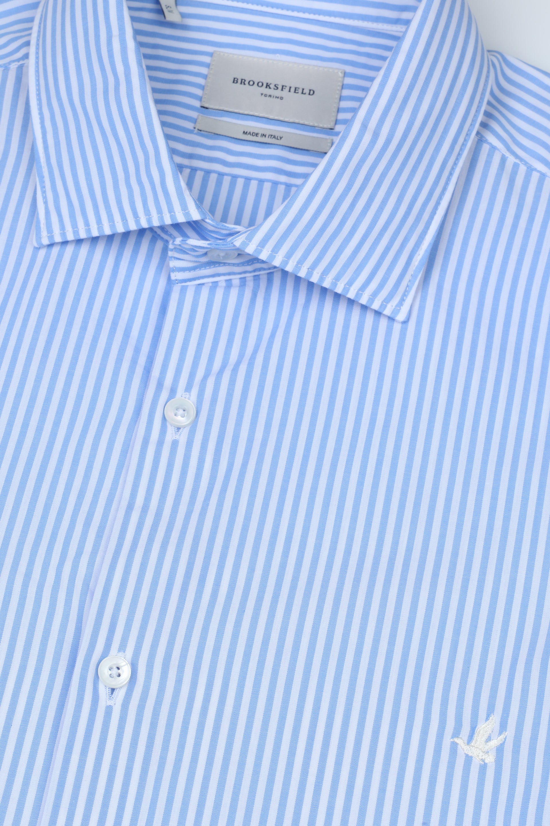 Camicia spread collar in popeline di cotone rigato. Slim fit. Logo ricamato al cuore. Azzurro - Bianco/Azzurro